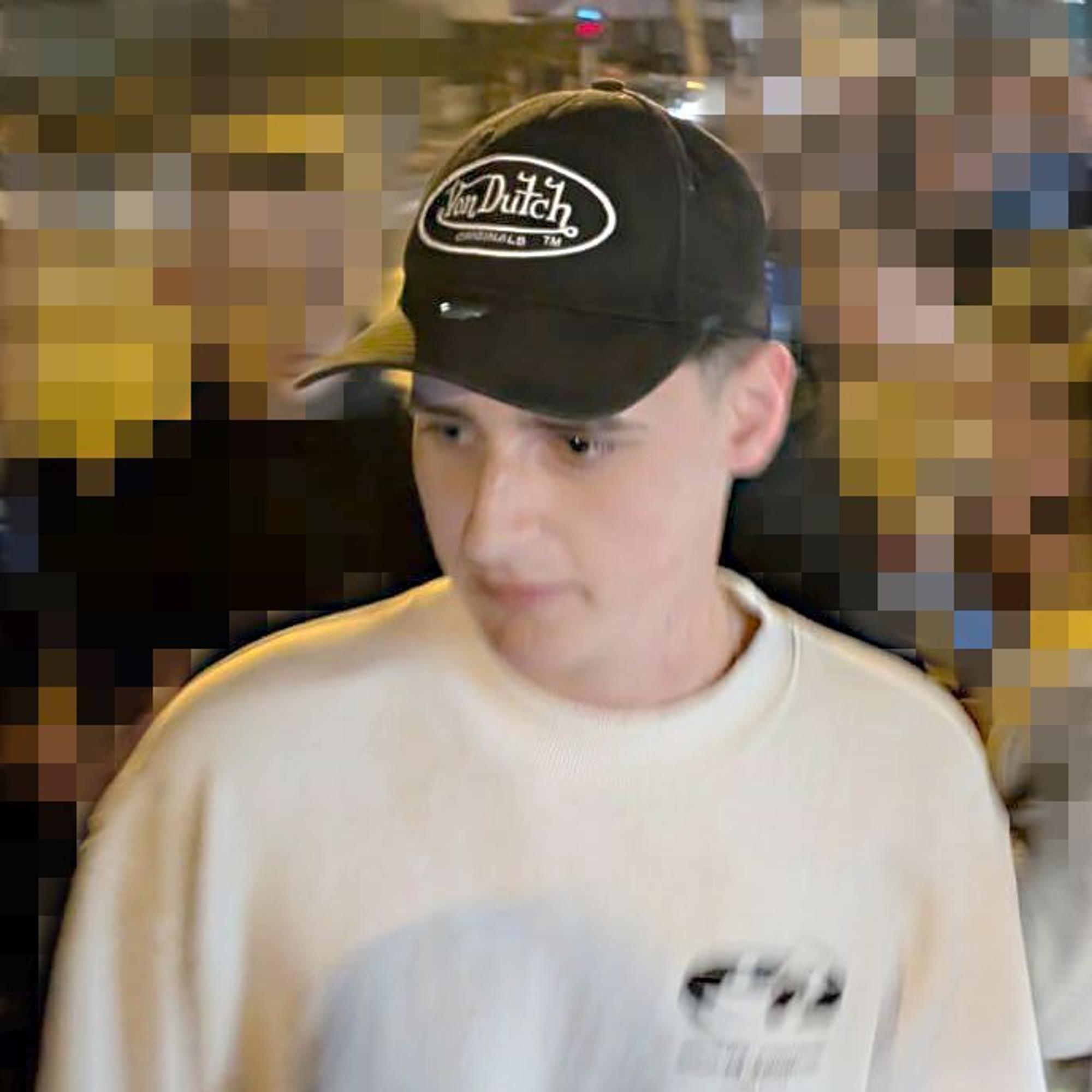 Die Polizei sucht nach diesem Mann. Er soll einen Berliner Fan ins Gleisbett in der Eupener Straße geschubst haben.