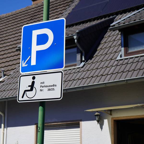 Das Bild zeigt ein Schild, das einen Behindertenparkplatz ausweist.