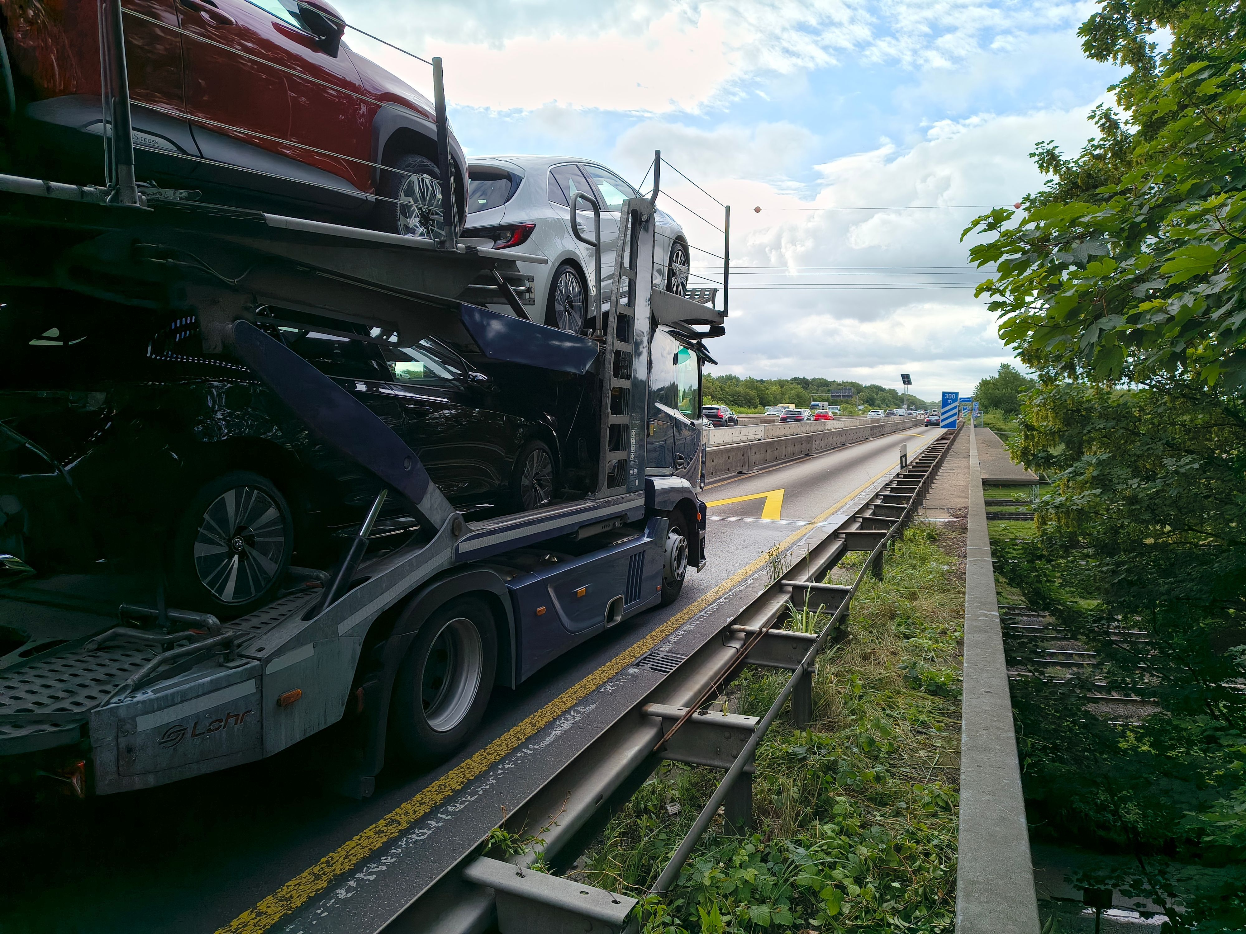 Auf der Autobahnbrücke Eifeltor hält sich kaum ein Lkw-Fahrer an die Gewichtsbeschränkung von 7,5 Tonnen.