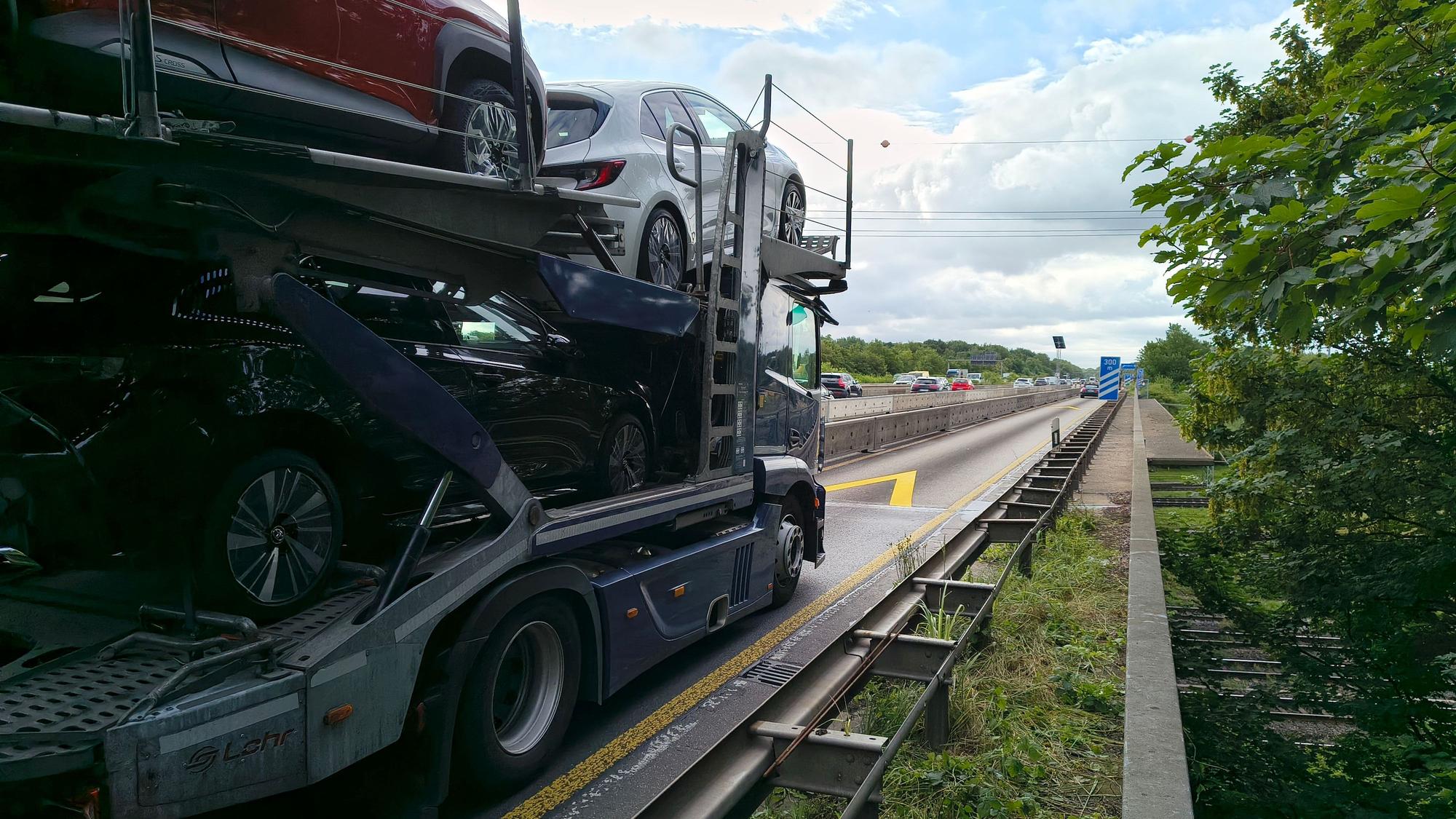 Auf der Autobahnbrücke Eifeltor hält sich kaum ein Lkw-Fahrer an die Gewichtsbeschränkung von 7,5 Tonnen.