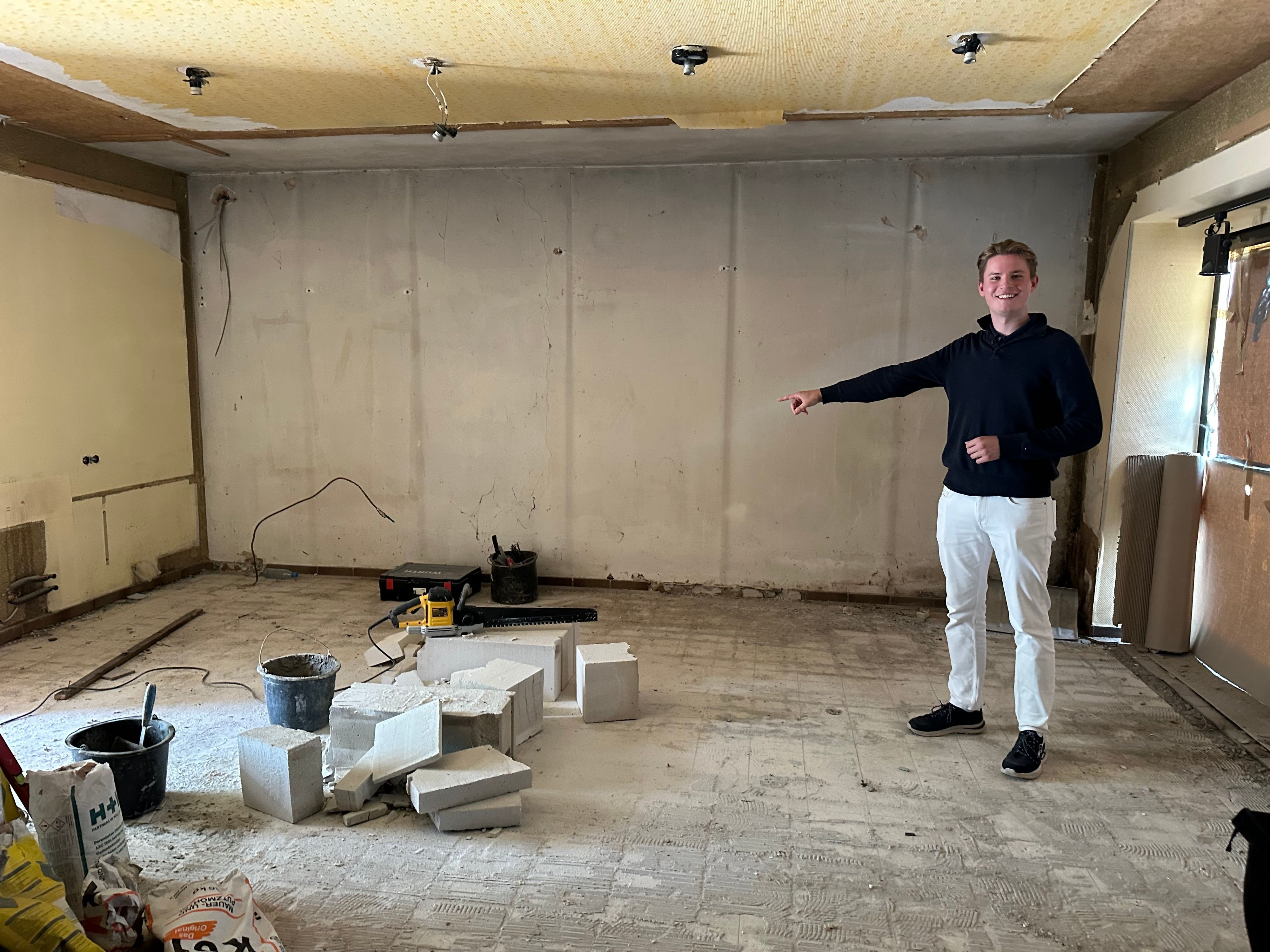 Hier stand früher die Verkaufstheke der Bäckerei Profittlich in Niederpleis. Kevin Linnenbrügger führt durch entkernte Haus.