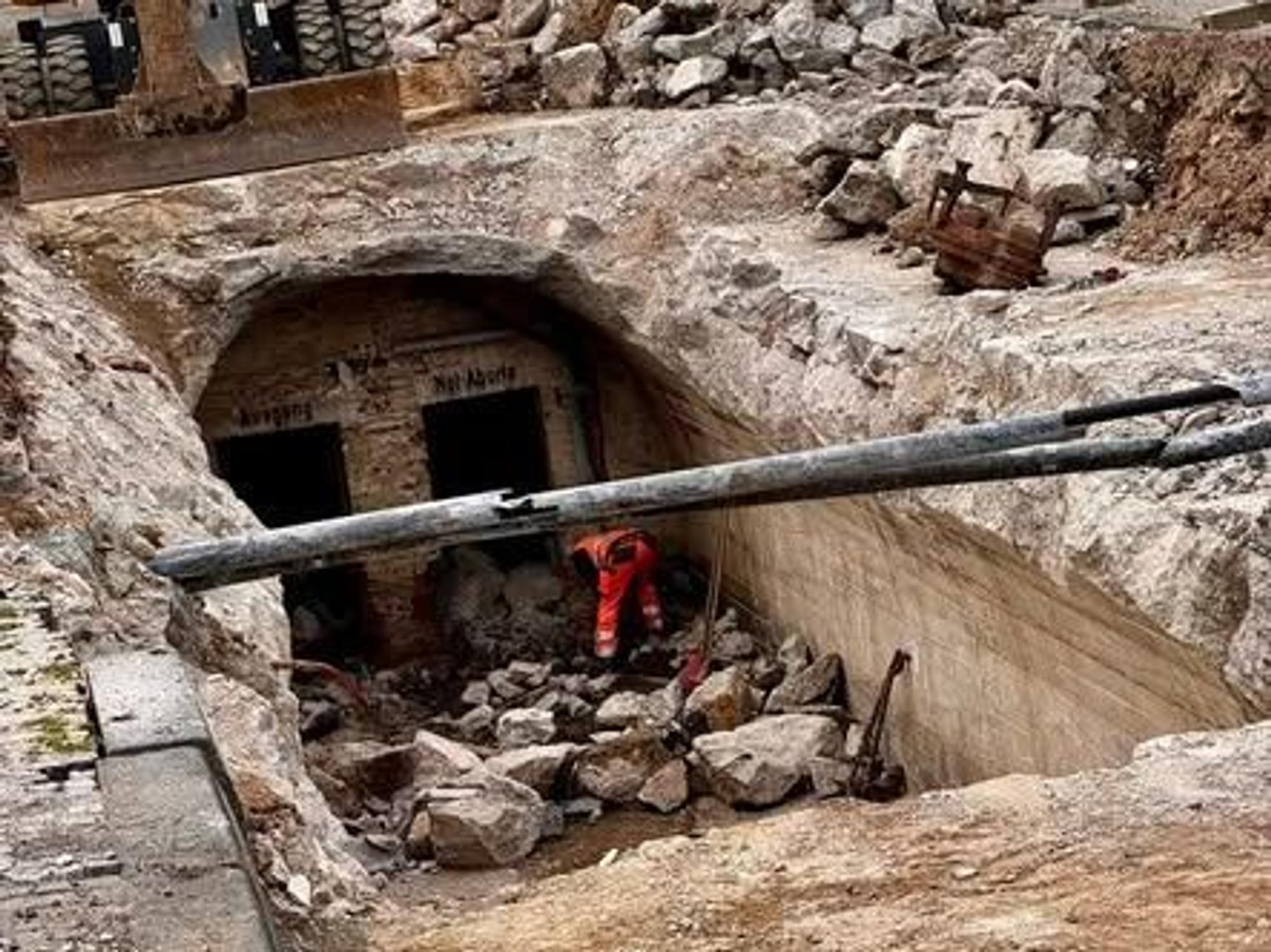 Ein Mitarbeiter vom Tiefbauamt nimmt die Bunkeranlage in Bonn-Tannenbusch in Augenschein.