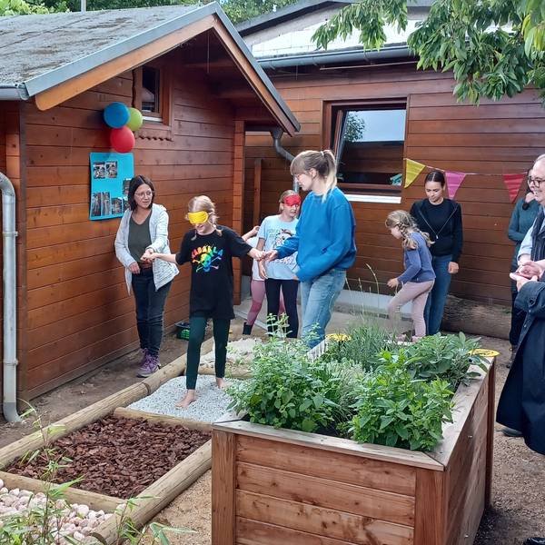 Kinder probieren einen neuen Barfuß-Erlebnispfad auf dem Wilhelmshof in Longerich aus.
