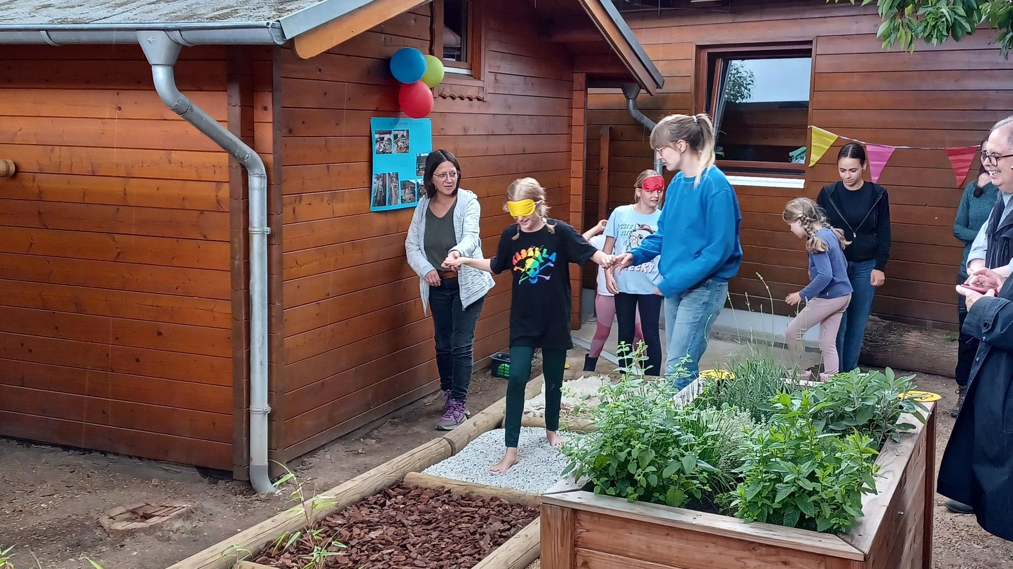 Kinder probieren einen neuen Barfuß-Erlebnispfad auf dem Wilhelmshof in Longerich aus.