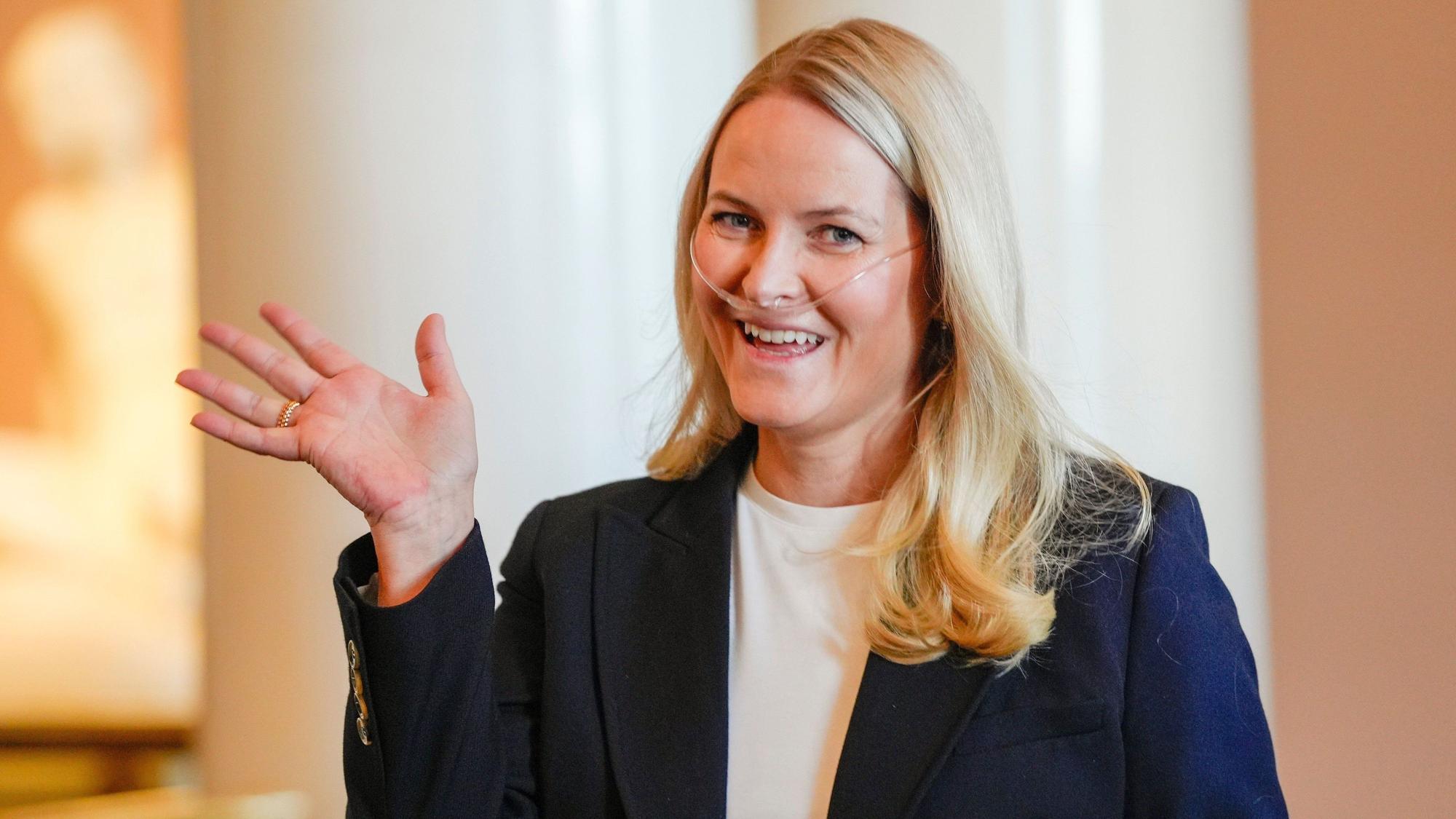 Die norwegische Kronprinzessin Mette-Marit (52) leidet an Lungenfibrose und hat nun eine neue Lunge bekommen.
