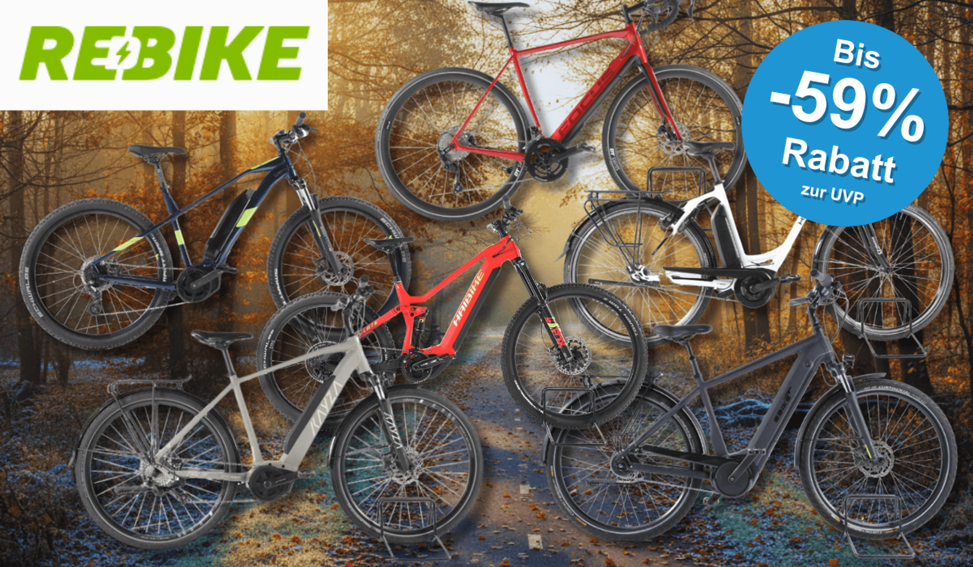 Mehrere refurbished E-Mountainbikes verschiedener Marken – darunter Cube, Corratec und Conway – vor alpiner Bergkulisse mit Wald und Felsen. Oben links das Rebike-Logo, oben rechts ein blauer Kreis mit der Aufschrift „Bis -59% Rabatt zur UVP". Die Bikes sind in verschiedenen Farben – hellblau, weiß, rot, blau und schwarz – zu sehen und repräsentieren eine kleine Auswahl aus dem aktuellen Rebike E-MTB-Sale-Angebot.