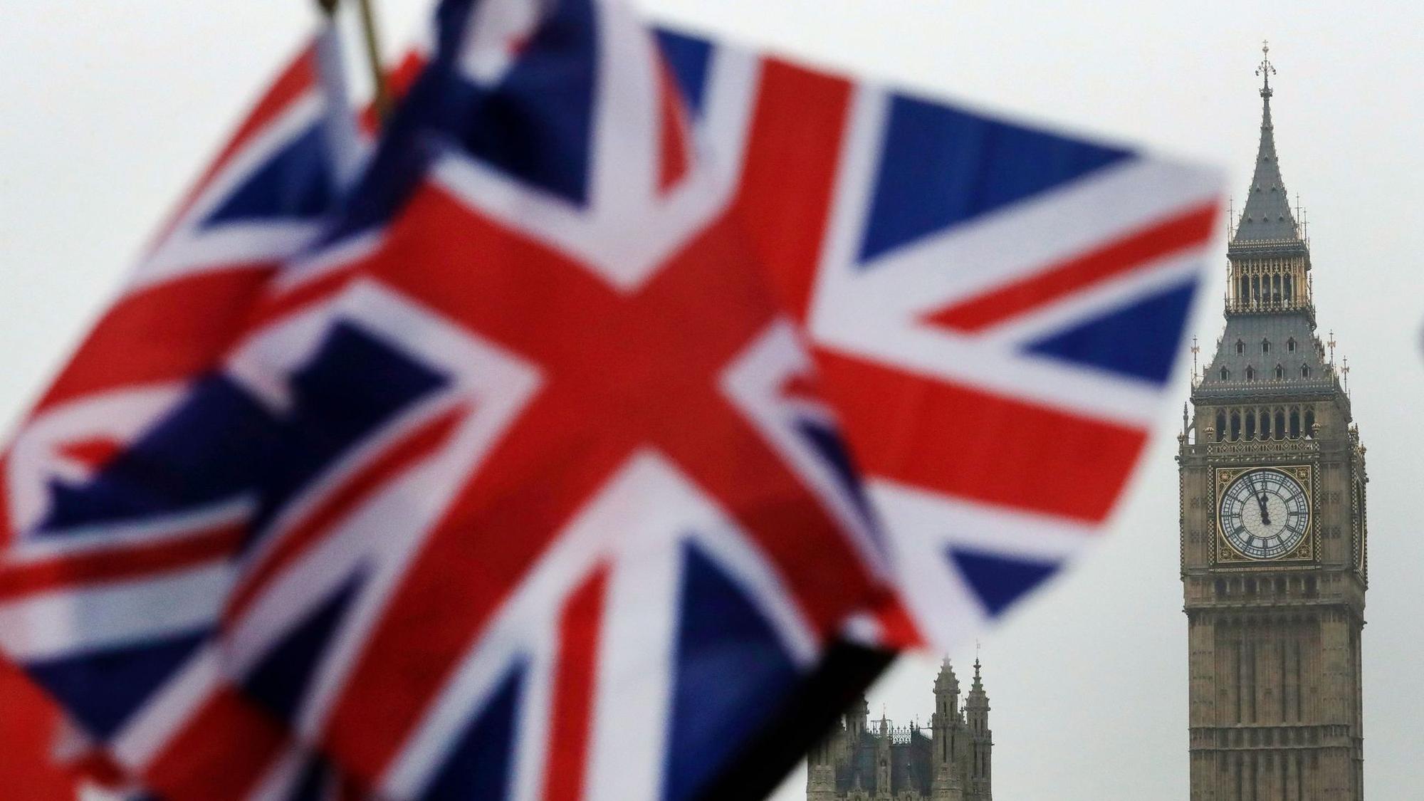 Britische Flaggen vor dem Parlament