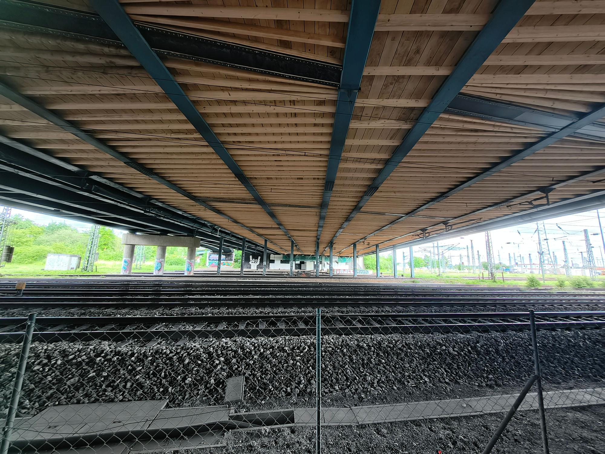 Die A4-Autobahnbrücke Eifeltor: Die marode Seite der Brücke ist von unten mit Holz verkleidet. Hier knarzt es heftig.