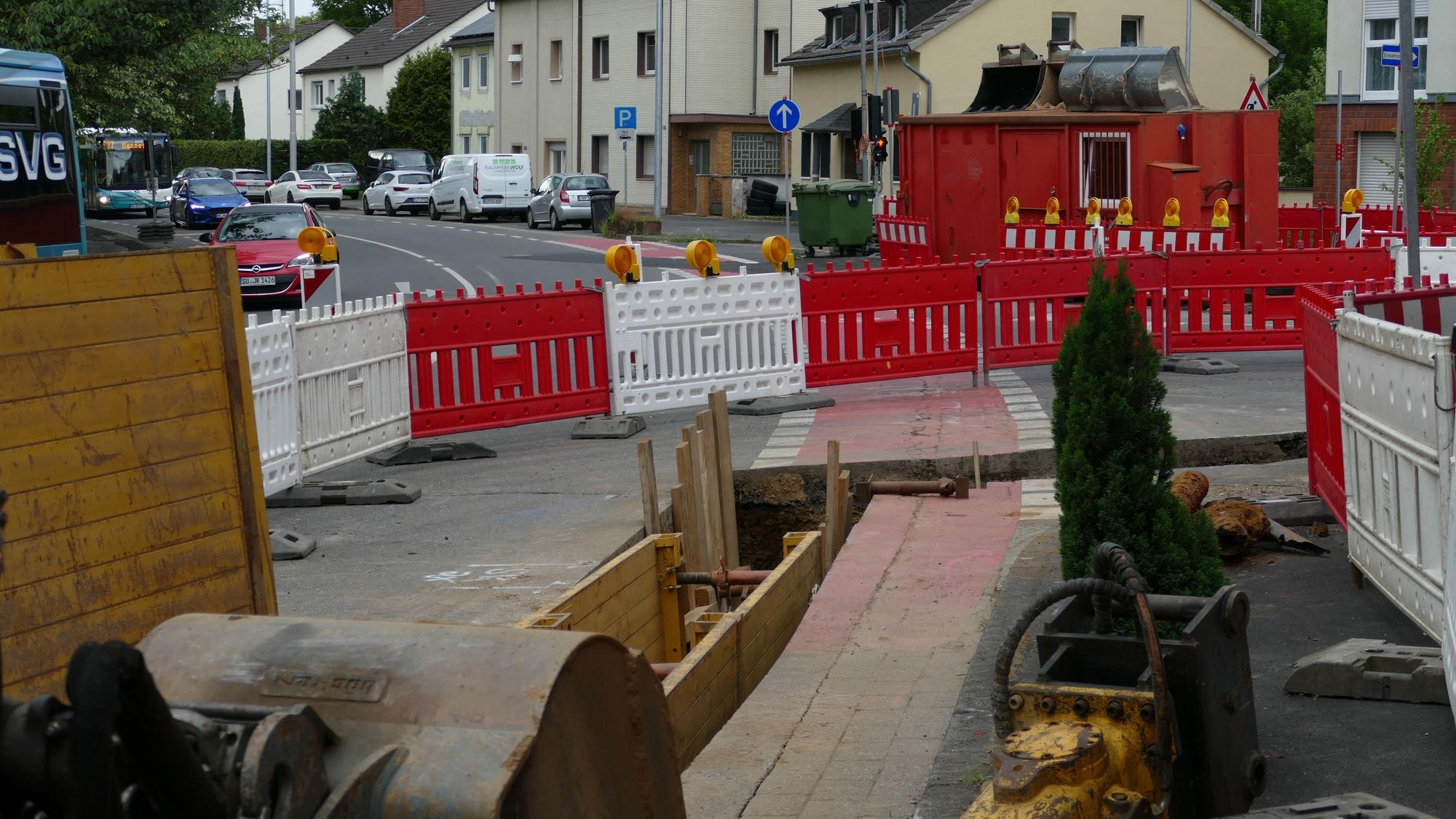 Die Kreuzung zwischen Frankfurter Straße und Wahnbachtalstraße wird zu einem Kreisel umgebaut.