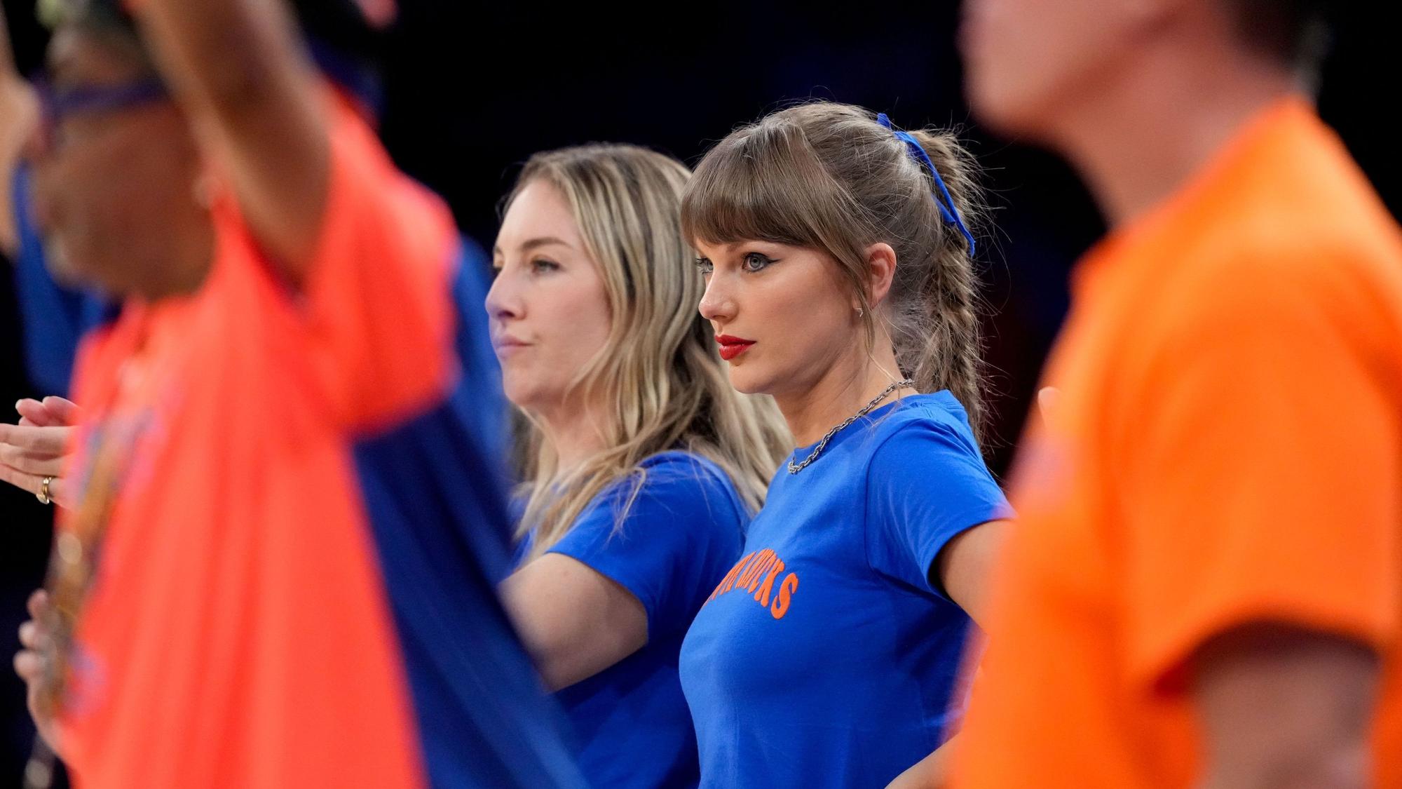Este Haim und Taylor Swift schauen sich das NBA-Spiel der Knicks in New York an.