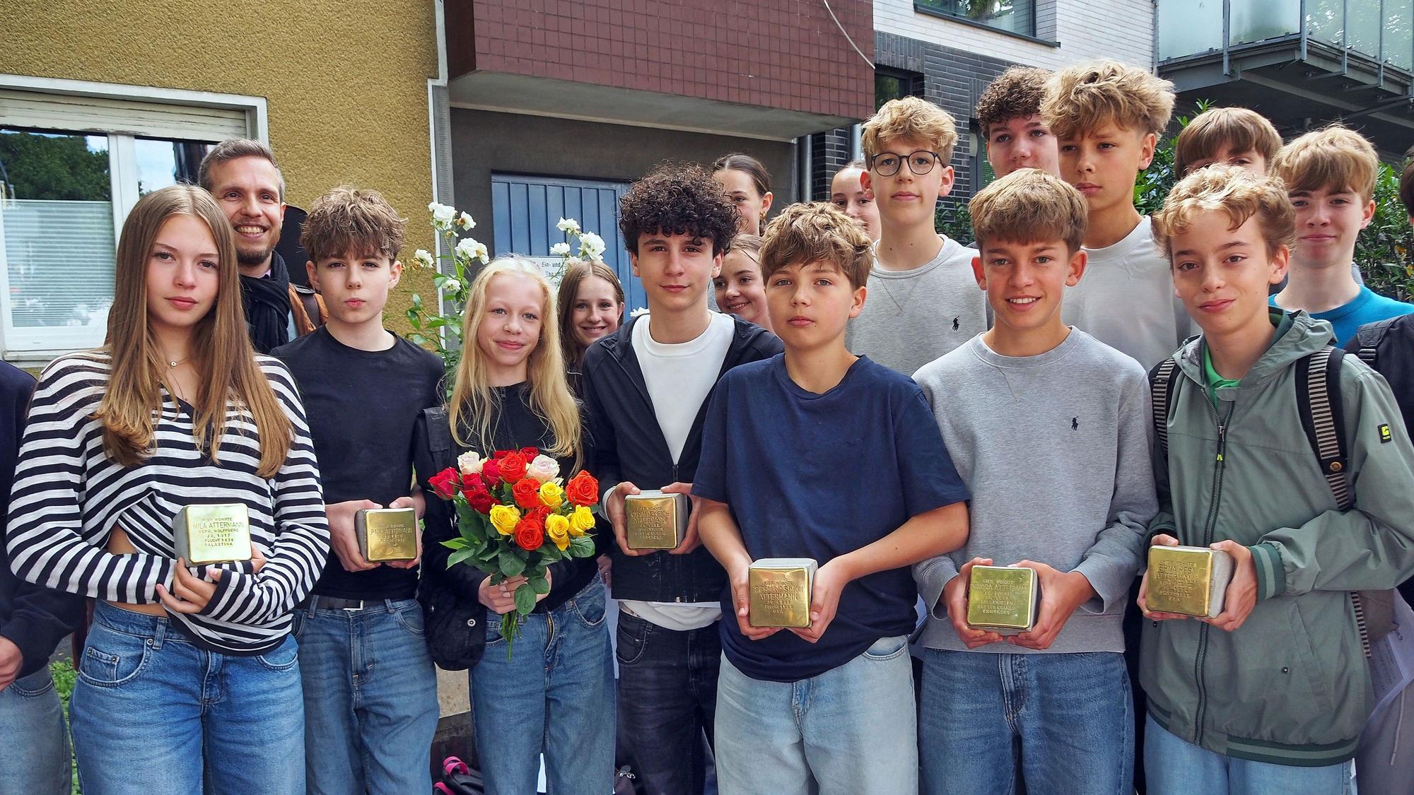 Die Schüler und Schülerinnen der 8d übernahmen Patenschaften für zwei der sechs Stolpersteine für die Familie Attermann und hatten für die Verlegung eine Feier vorbereitet. Zu dieser kam auch Amit Landau (2. von links), ein Angehöriger der Familie, aus Tel Aviv.