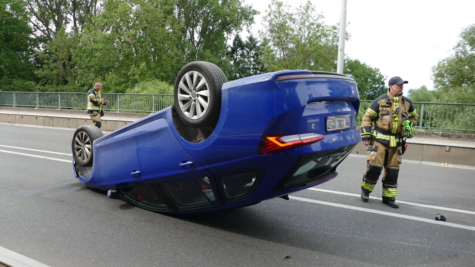 Ein Auto landete bei dem Unfall auf dem Dach.