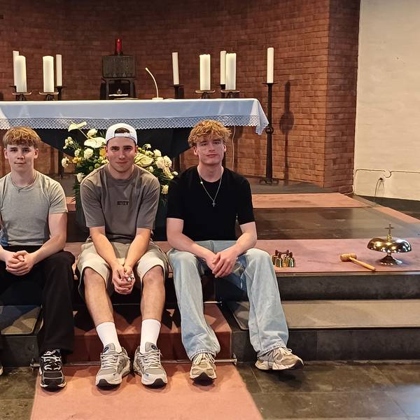 Niklas Kusber, Alexander Kusber und Hannes Wesselmann sitzen in einer Kirche.
