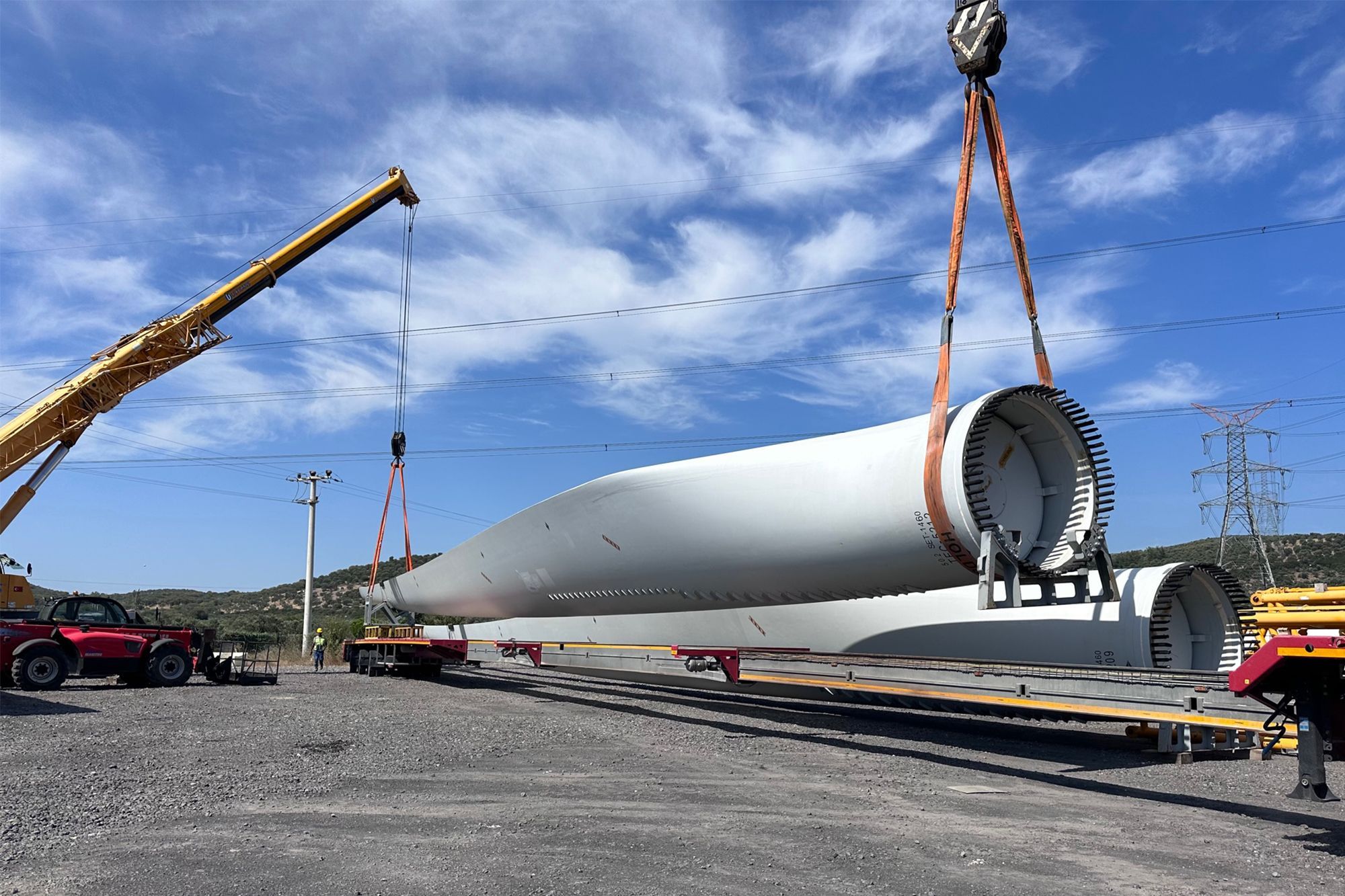 DHL befördert Rotorblätter für eine Windkraftanlagen von Houston, USA, über 7.500 Meilen nach Izmir in der Türkei. Jedes Blatt war 50 Meter lang und wog etwa 14 Tonnen.