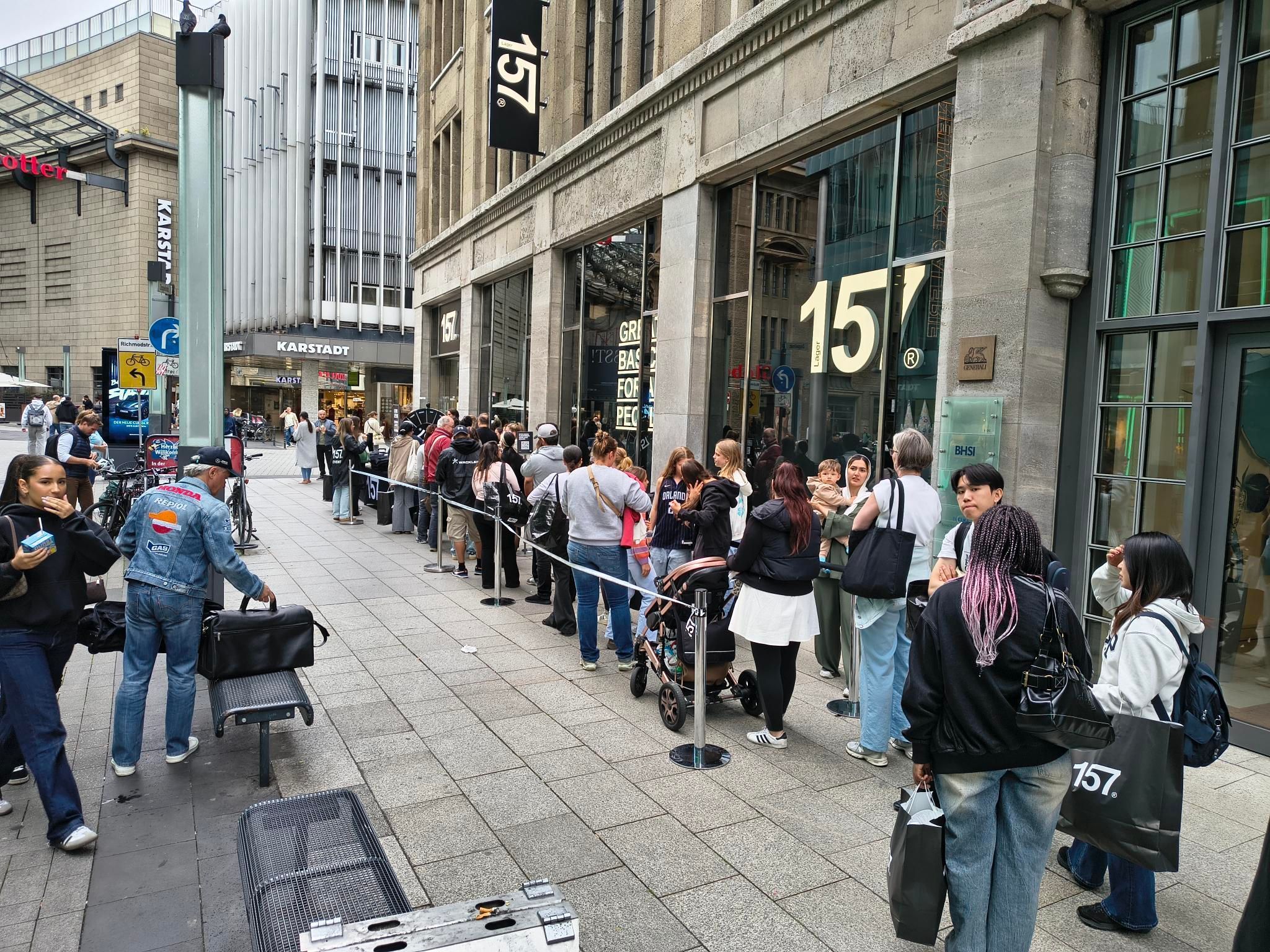 Lange Schlangen vor dem neuen Landen in in der Kölner City.