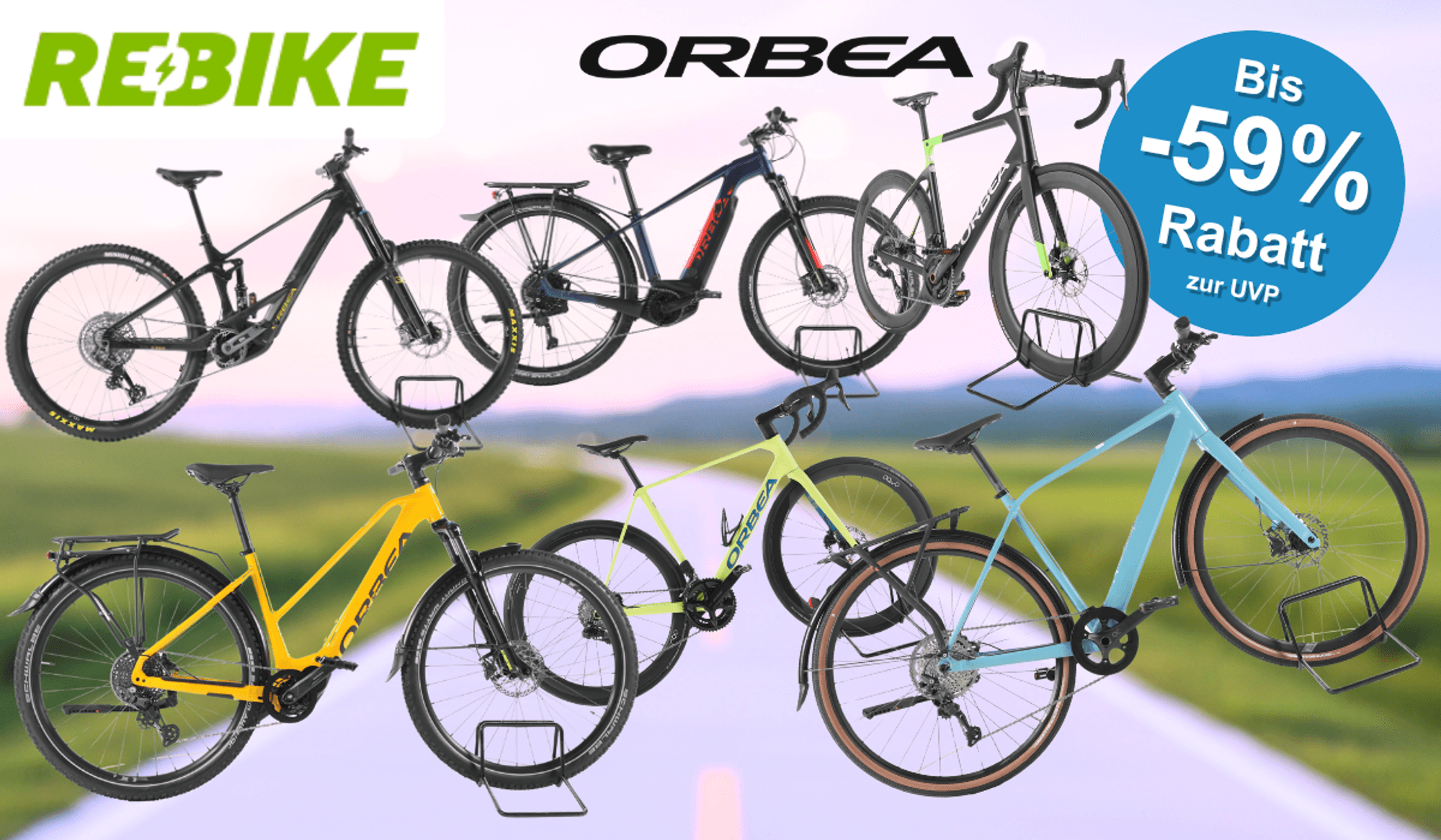 Sechs refurbished Orbea-Fahrräder und E-Bikes unterschiedlicher Kategorien – darunter ein E-Mountainbike, ein Trekking-E-Bike, ein Gravelbike und ein City-Bike – vor einem unscharfen Straßen- und Landschaftshintergrund. Im Bild die Logos von Rebike und Orbea.
