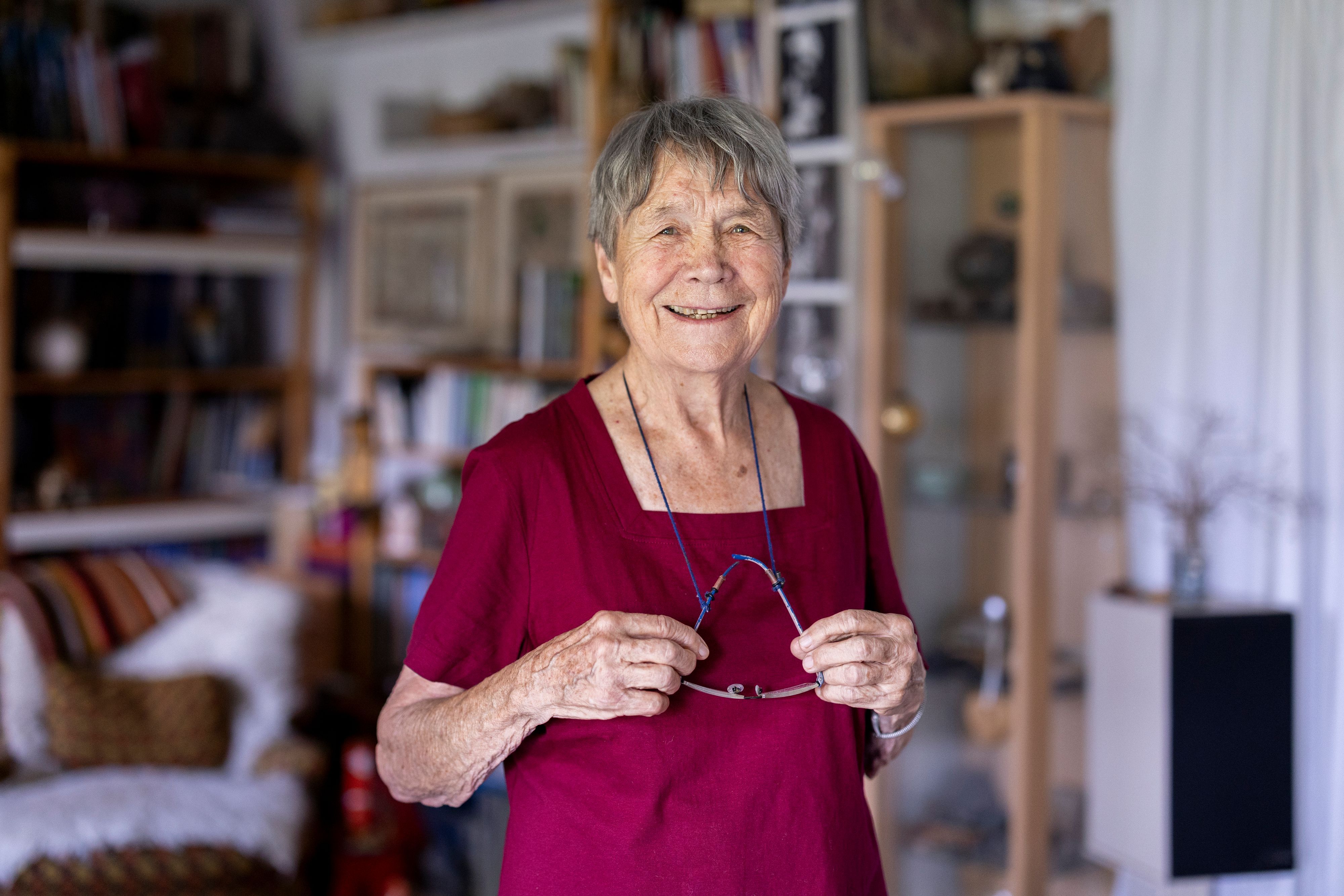 09.06.2026, Troisdorf: Frauke Kunitz ist 90 Jahre alt und ehrenamtlich als Grüne Dame tätig.

Foto: Michael Bause
