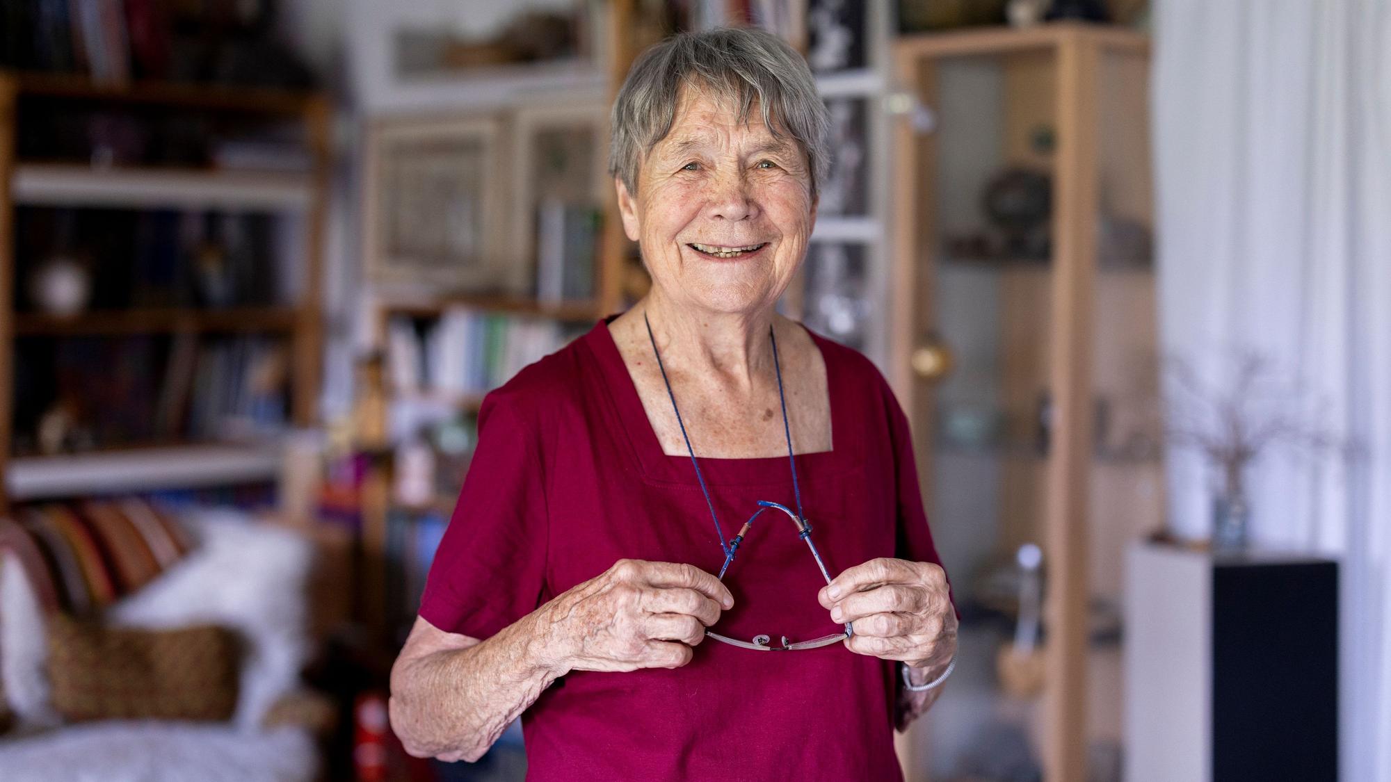 09.06.2026, Troisdorf: Frauke Kunitz ist 90 Jahre alt und ehrenamtlich als Grüne Dame tätig.
Foto: Michael Bause