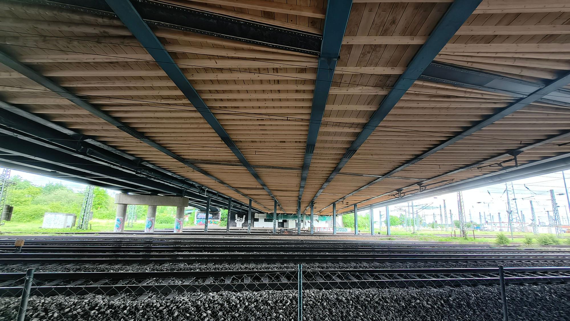 Die Unterseite der Brücke ist mit einem Holzgerüst ausgekleidet, um Kontrollen vornehmen zu können.