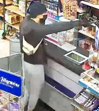 Bilder einer Überwachungskamera zeigen den Überfall auf den Kiosk in Sülz.