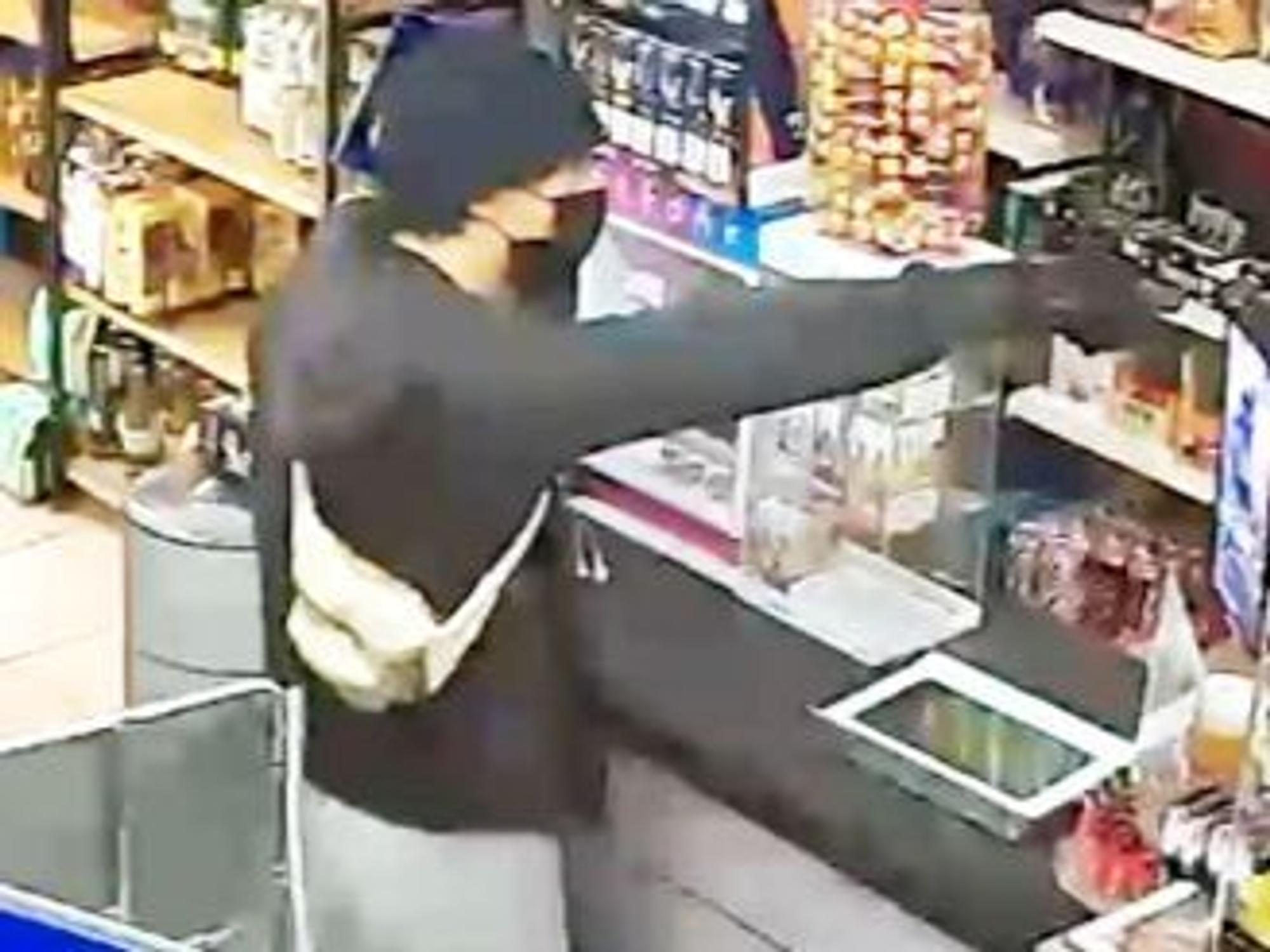 Bilder einer Überwachungskamera zeigen den Überfall auf den Kiosk in Sülz.