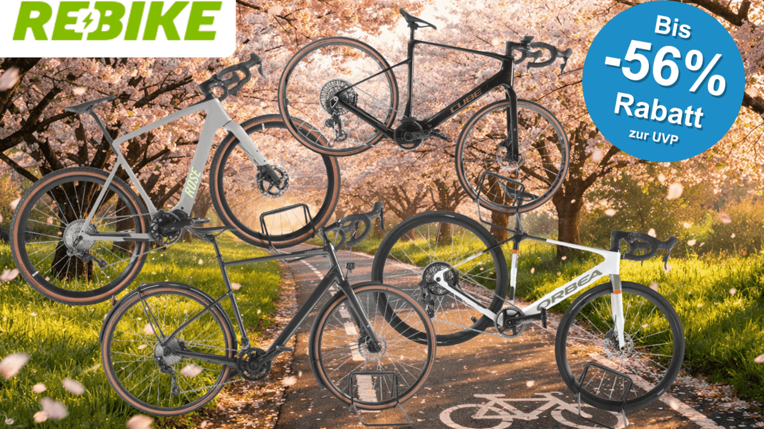 Auf dem Bild sind E Rennräder/Gravelbikes zu sehen auf einem frühlingshaften Hintergrund, die sich aktuell bei Rebike im Sale befinden.