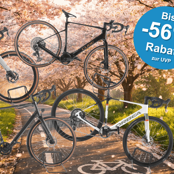 Auf dem Bild sind E Rennräder/Gravelbikes zu sehen auf einem frühlingshaften Hintergrund, die sich aktuell bei Rebike im Sale befinden.