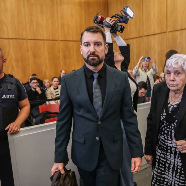 dpatopbilder - 11.06.2026, Nordrhein-Westfalen, Essen: Rita M. (M), Klägerin die nicht mit vollem Nachnamen genannt werden will, kommt mit dem zweiten Kläger Joachim Wagner (r) und dem gemeinsamen Anwalt Daniel Kuhlmann (l) in das Landgericht in Essen. Bei einem spektakulären Einbruch hatten Unbekannte mehr als 3.000 Schließfächer der Sparkasse Gelsenkirchen aufgebrochen und Bargeld, Schmuck und Gold in zwei- oder dreistelliger Millionenhöhe erbeutet. Mehrere Schließfachmieter klagen nun auf Schadensersatz. Foto: Oliver Berg/dpa +++ dpa-Bildfunk +++