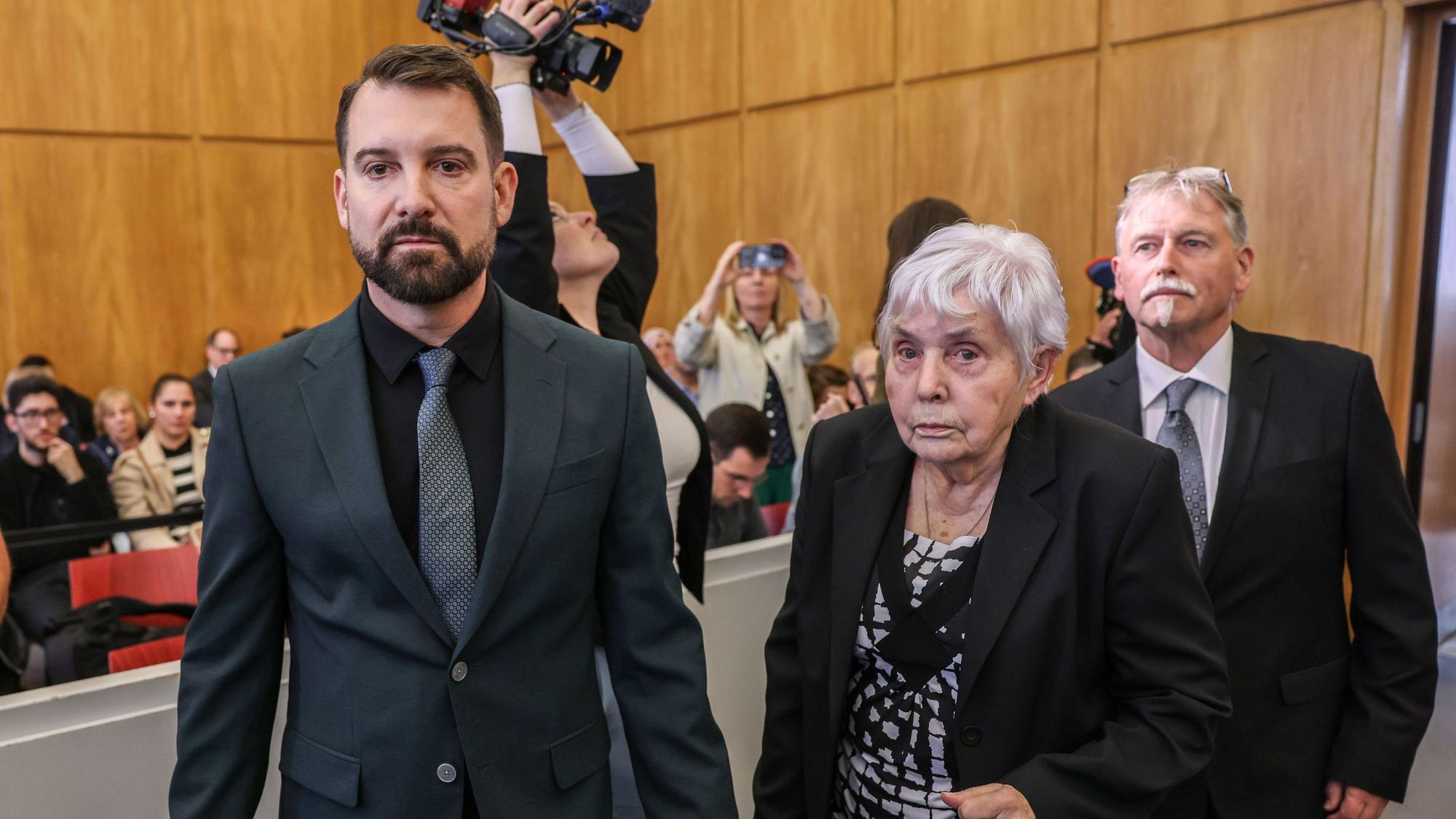 dpatopbilder - 11.06.2026, Nordrhein-Westfalen, Essen: Rita M. (M), Klägerin die nicht mit vollem Nachnamen genannt werden will, kommt mit dem zweiten Kläger Joachim Wagner (r) und dem gemeinsamen Anwalt Daniel Kuhlmann (l) in das Landgericht in Essen. Bei einem spektakulären Einbruch hatten Unbekannte mehr als 3.000 Schließfächer der Sparkasse Gelsenkirchen aufgebrochen und Bargeld, Schmuck und Gold in zwei- oder dreistelliger Millionenhöhe erbeutet. Mehrere Schließfachmieter klagen nun auf Schadensersatz. Foto: Oliver Berg/dpa +++ dpa-Bildfunk +++