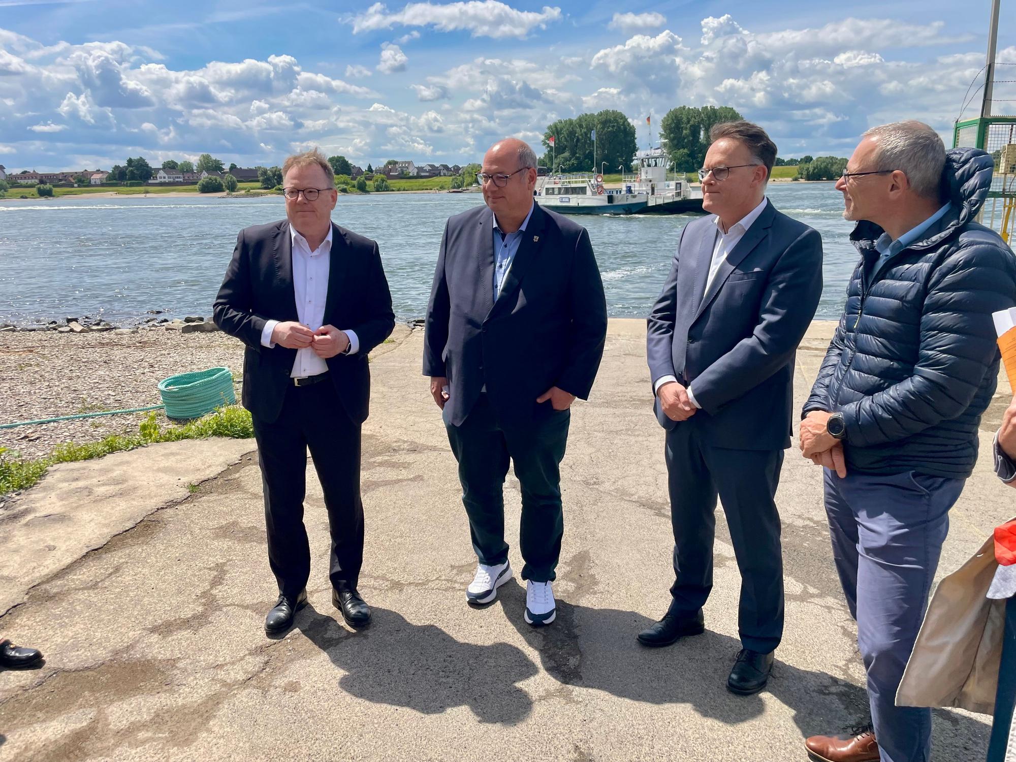 Die Oberbürgermeister von Köln, Torsten Burmester (v. l.), und Leverkusen, Stefan Hebbel, setzten bei einer gemeinsamen Überfahrt ein Zeichen dafür, dass sie den Fährbetrieb aufrechterhalten wollen. Jens-Albert Oppel (COO der HGK) versprach bis Ende des Monats ein Gutachten, Wulf Riedel ist Geschäftsführer der Fährgesellschaft.
