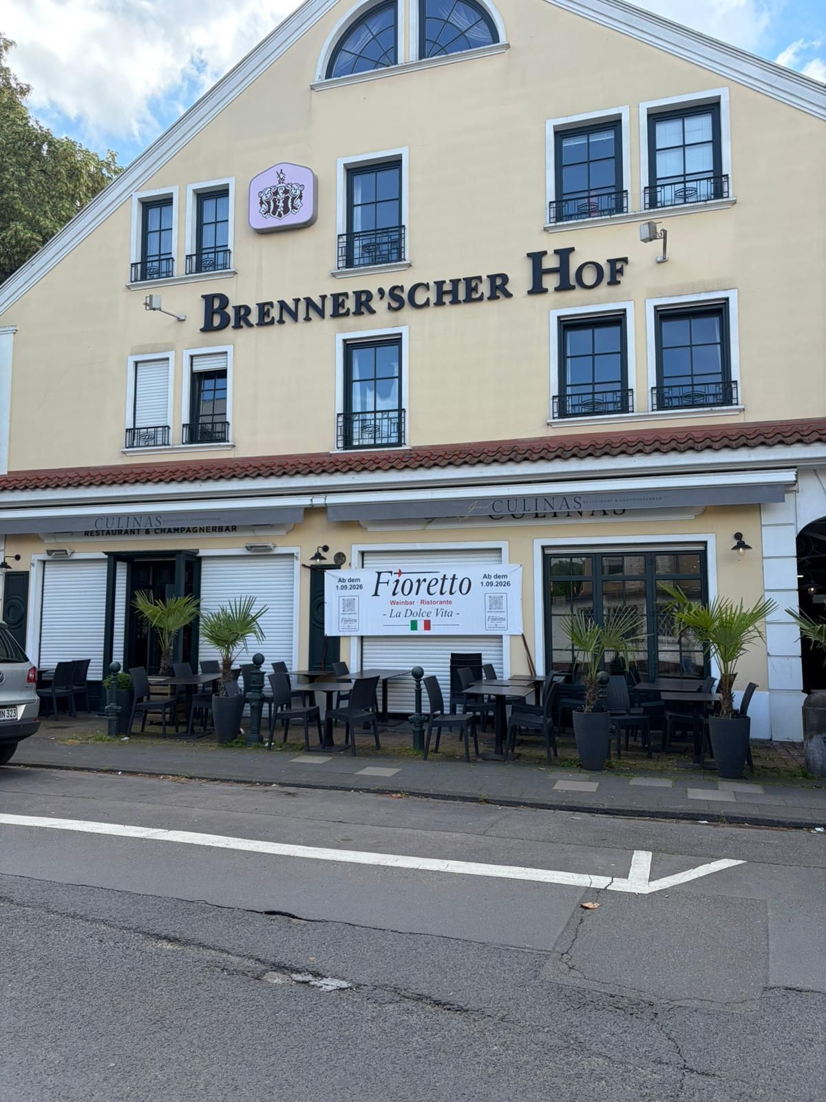 Die Außenansicht des Brenner'schen Hof mit einem Fioretto-Banner.