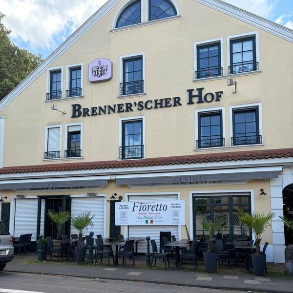 Die Außenansicht des Brenner'schen Hof mit einem Fioretto-Banner.