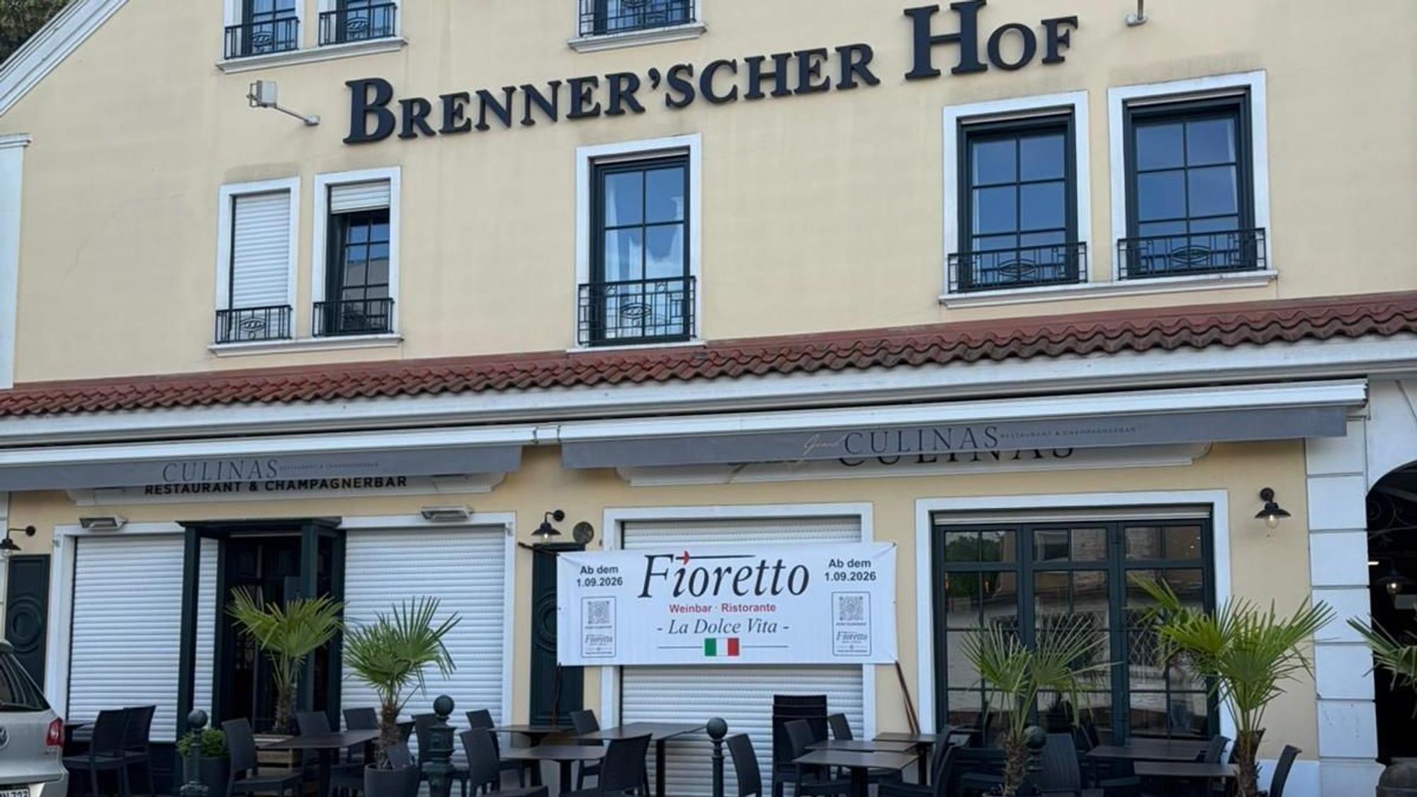 Die Außenansicht des Brenner'schen Hof mit einem Fioretto-Banner.