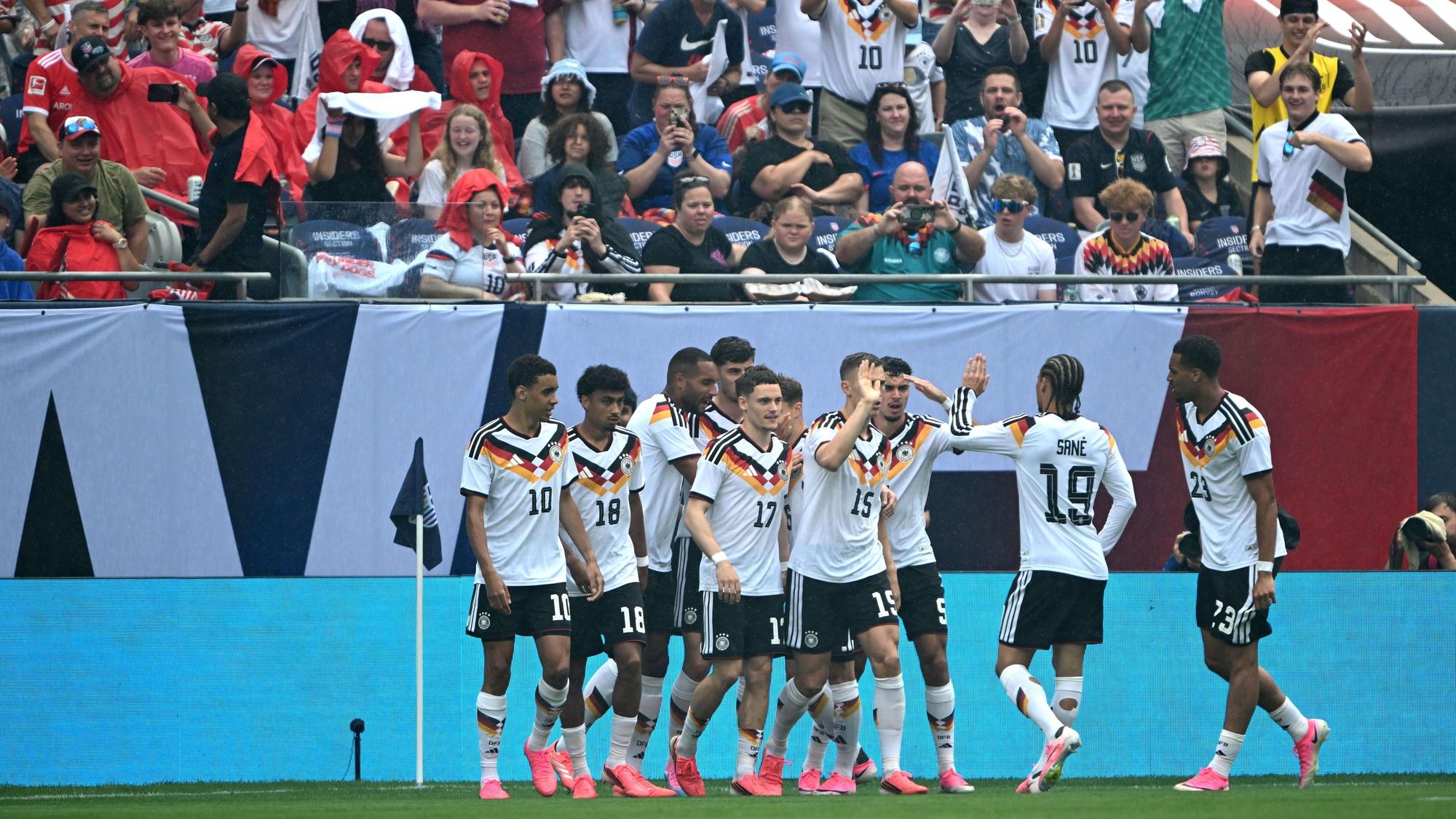 Deutschlands Spieler bejubeln das 1:0 gegen die USA.