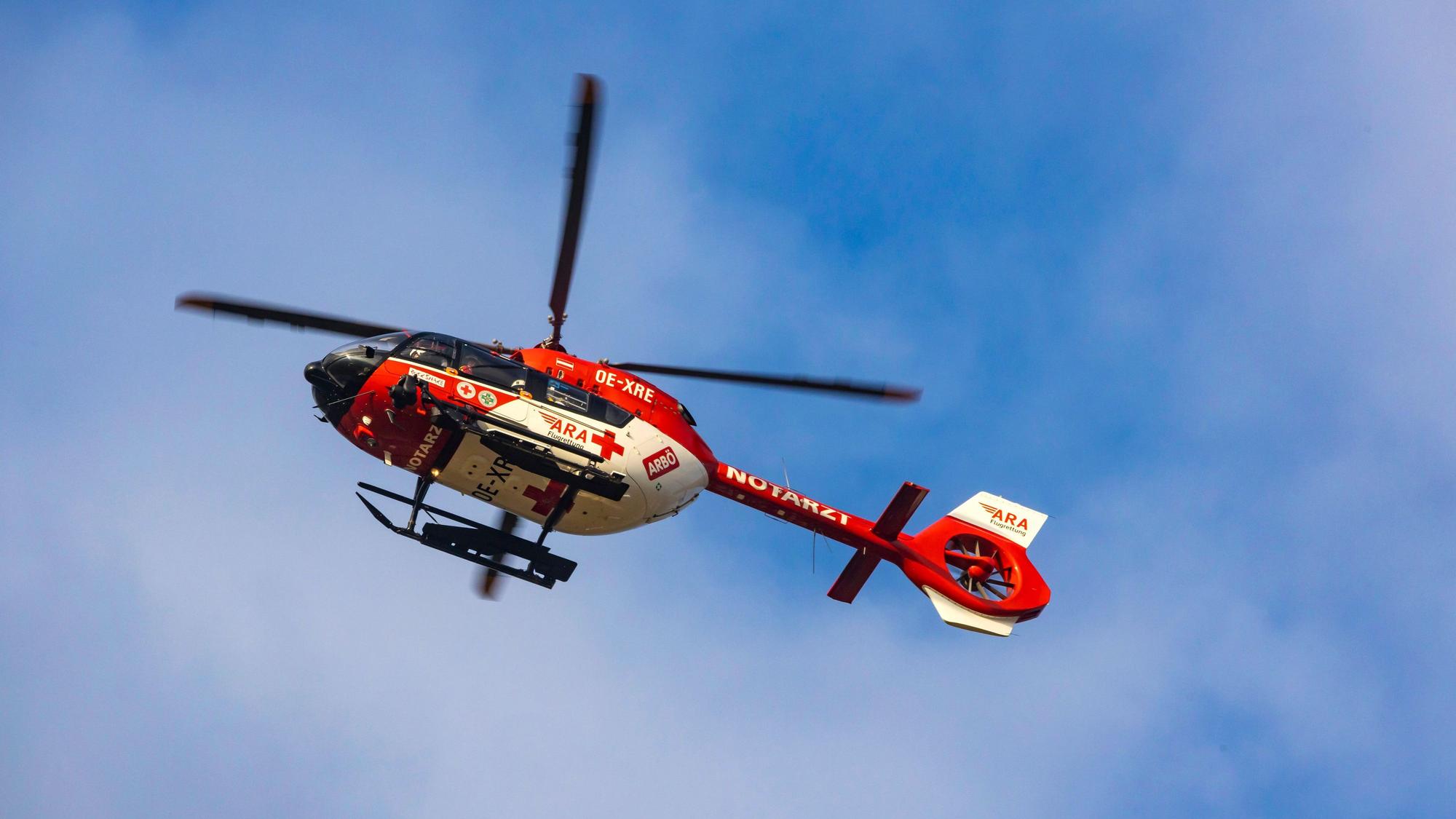 Hubschrauber der ARA Flugrettung in der Luft.