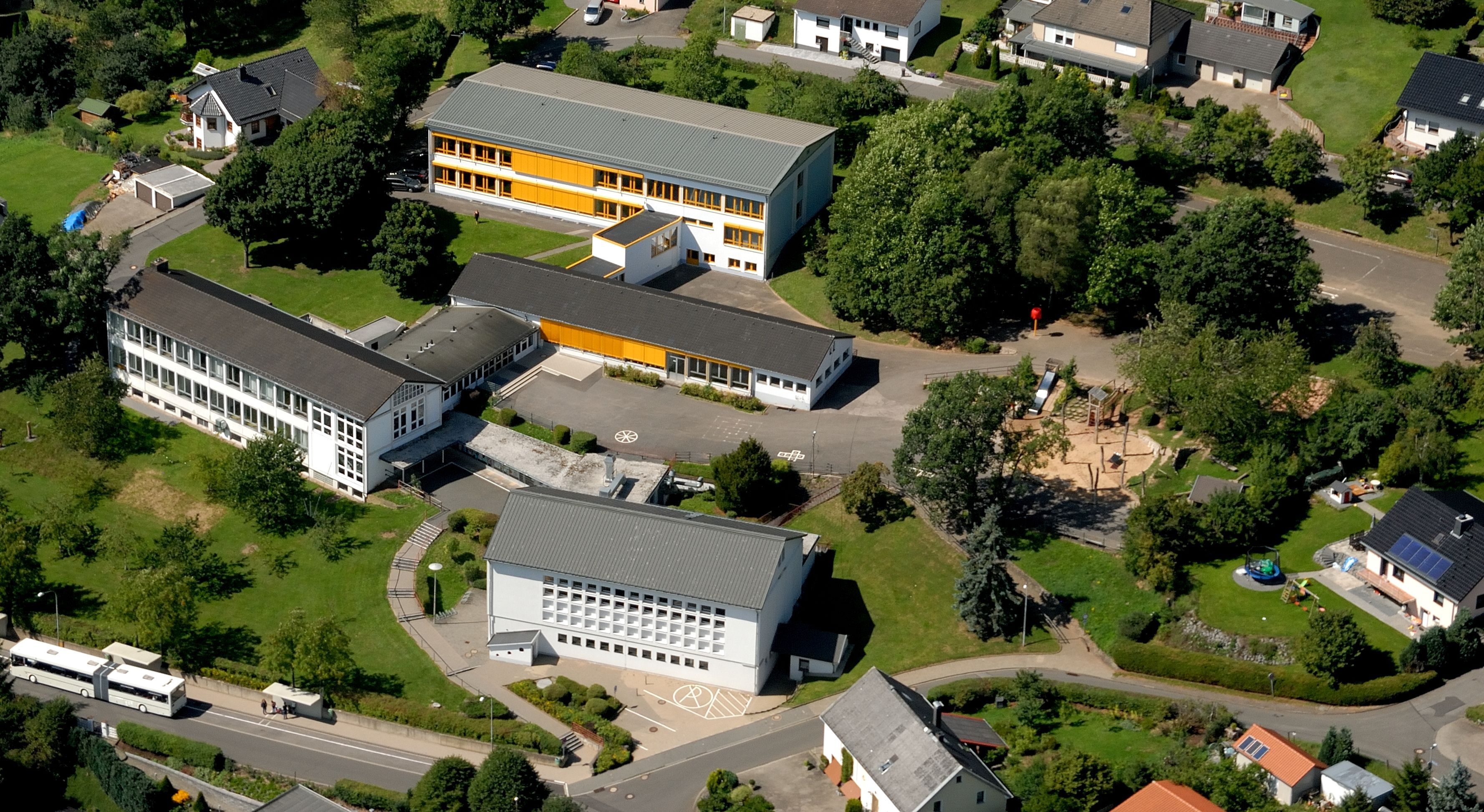 Das Luftbild zeigt die Grundschule in Dahlem.