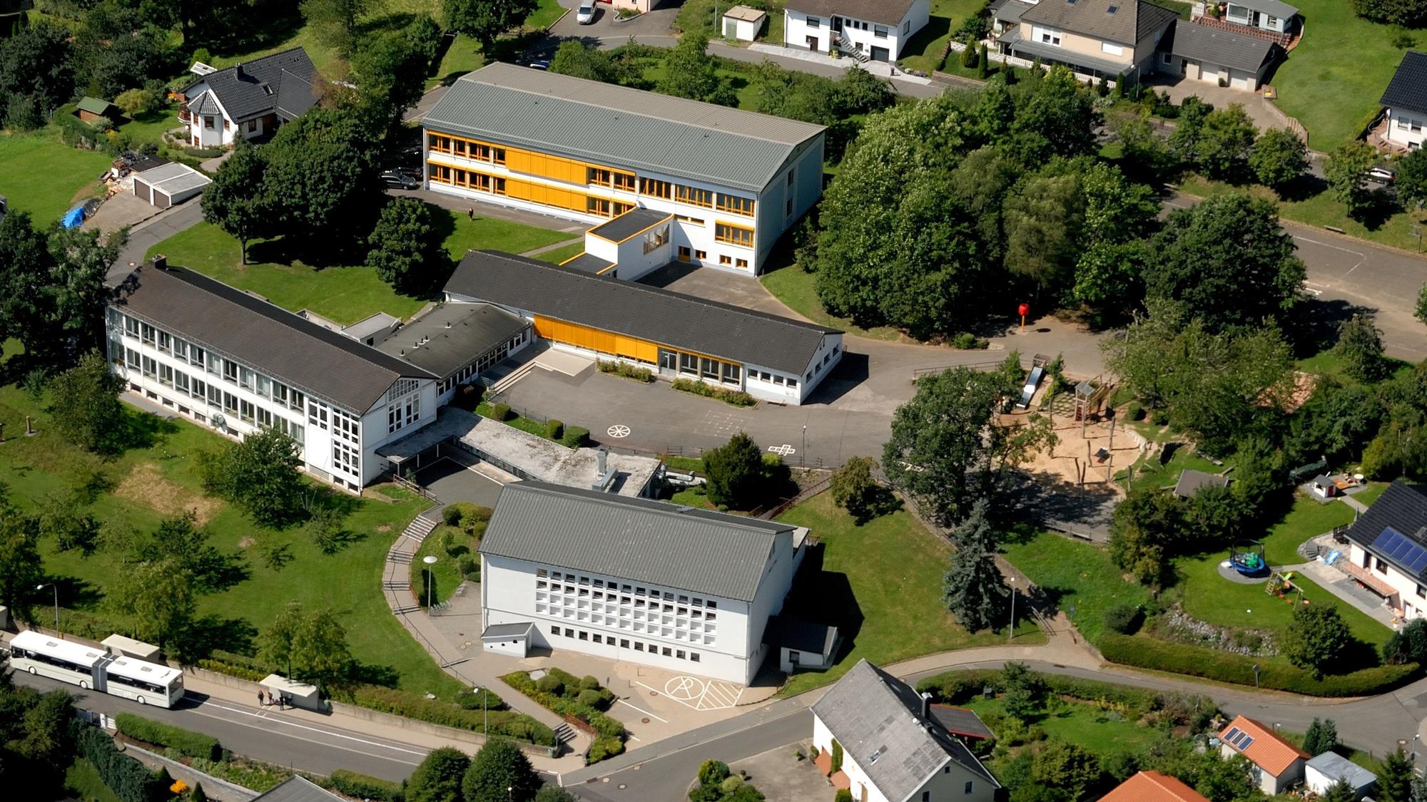 Das Luftbild zeigt die Grundschule in Dahlem.