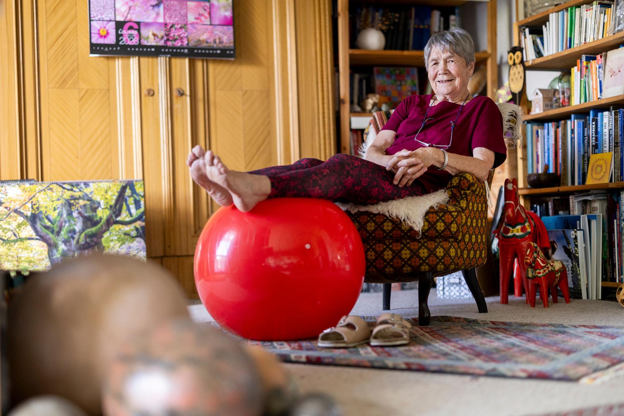 09.06.2026, Troisdorf: Frauke Kunitz ist 90 Jahre alt und ehrenamtlich als Grüne Dame tätig.
Foto: Michael Bause