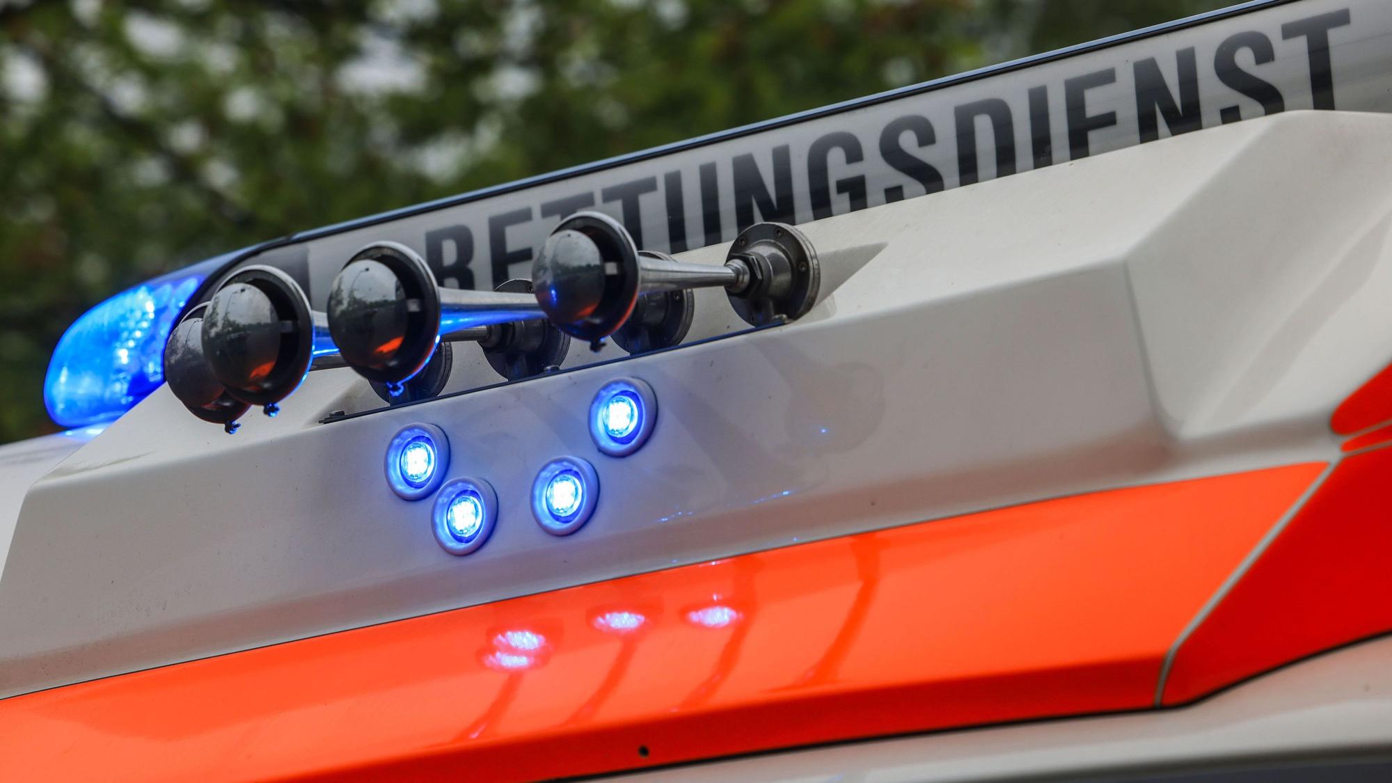 Ein Rettungswagen steht bei einer Schockraumübung der Feuerwehr Leverkusen am Einsatzort.