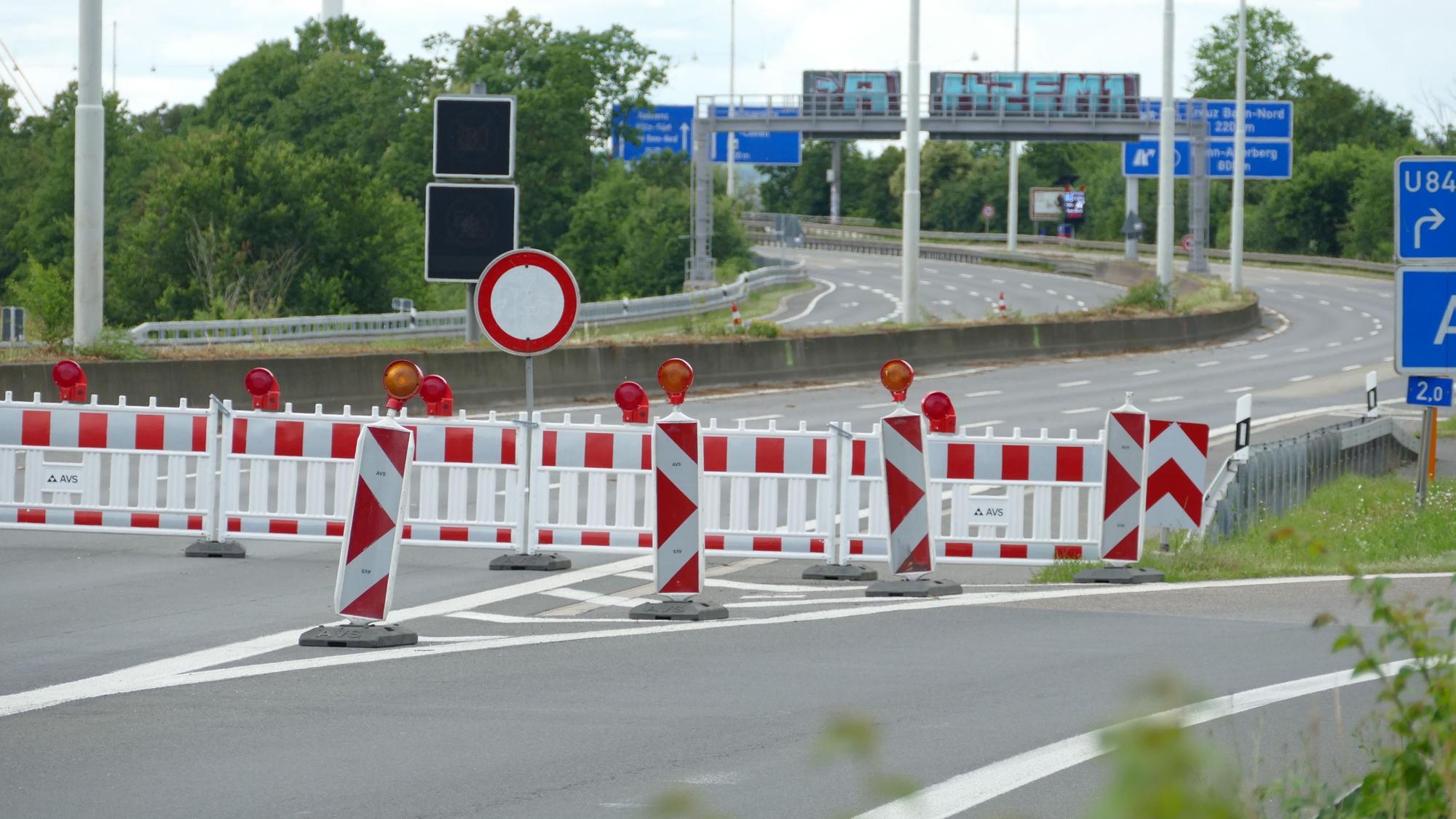 Der Weg zur Nordbrücke ist komplett für den Verkehr versperrt.