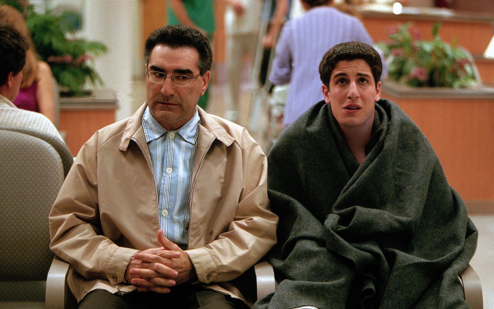 Der väterliche Sexualunterricht des Möchtegern-Daddy-Cool (Eugene Levy, links) bei seinem Sohn Jim (Jason Biggs) ist wieder einmal fehlgeschlagen. (Bild: Kabel Eins/2001 Universal Studios)