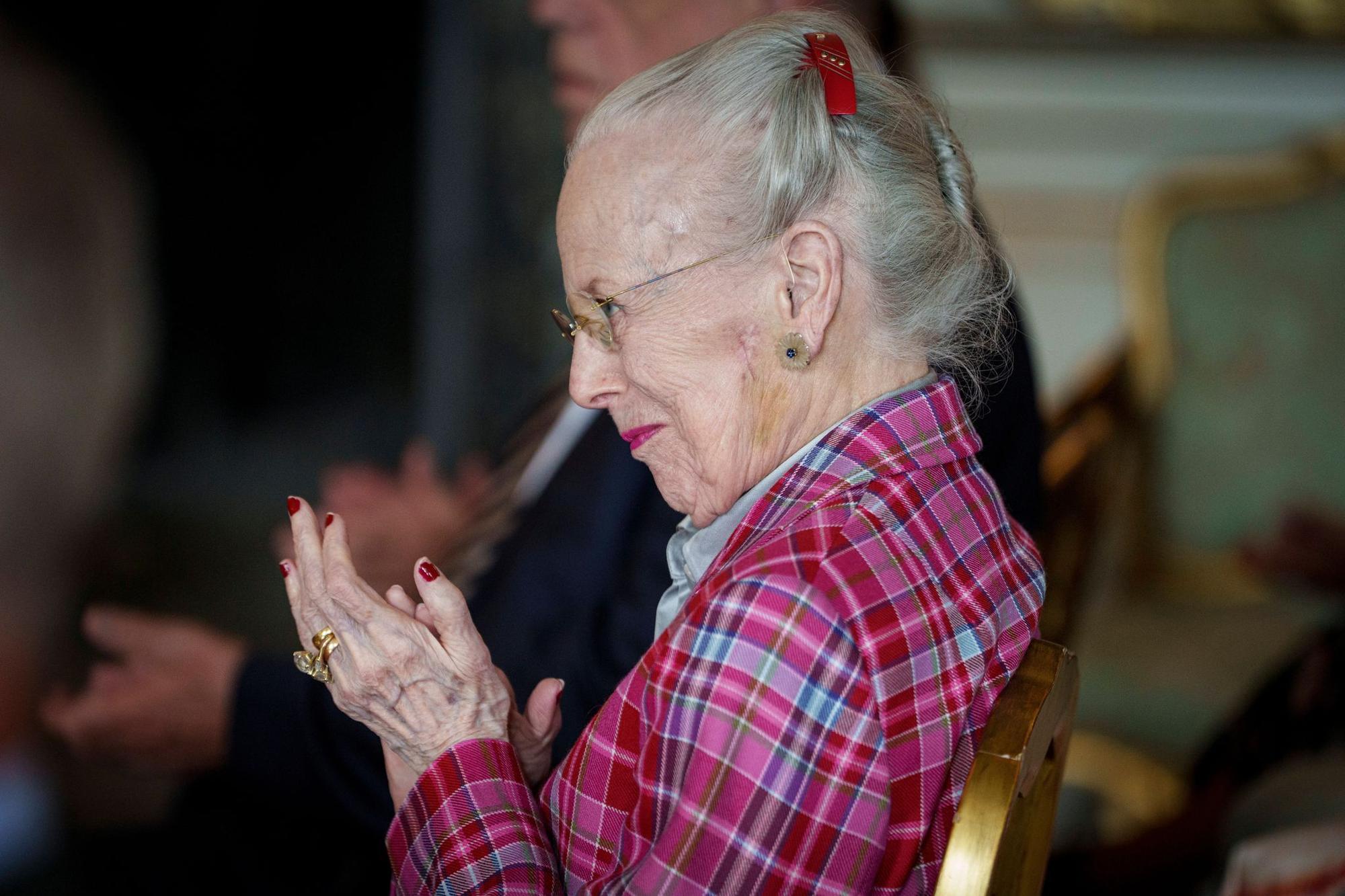 Dänische Königin Margrethe erscheint mit Rollator zu Termin
