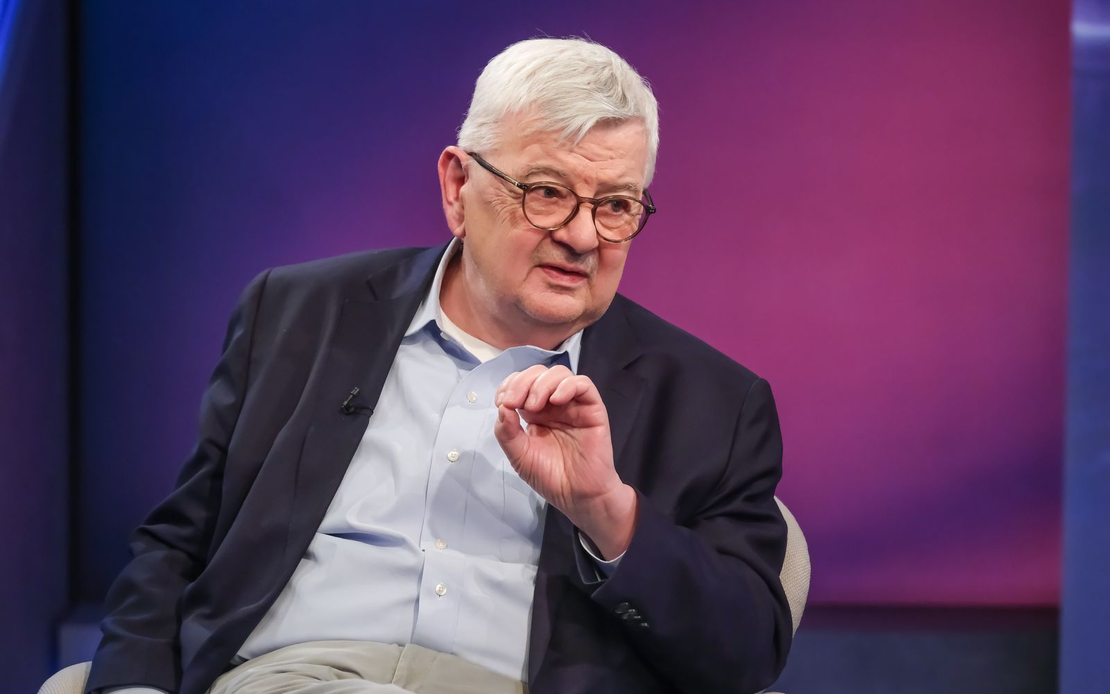 „Du musst in einer Demokratie die Menschen mitnehmen. Das ist ein mühseliger Weg. Aber wenn es Dir gelingt, sie mitzunehmen, dann hat das Bestand“, rät Joschka Fischer der Bundesregierung. (Bild: WDR/Oliver Ziebe)
