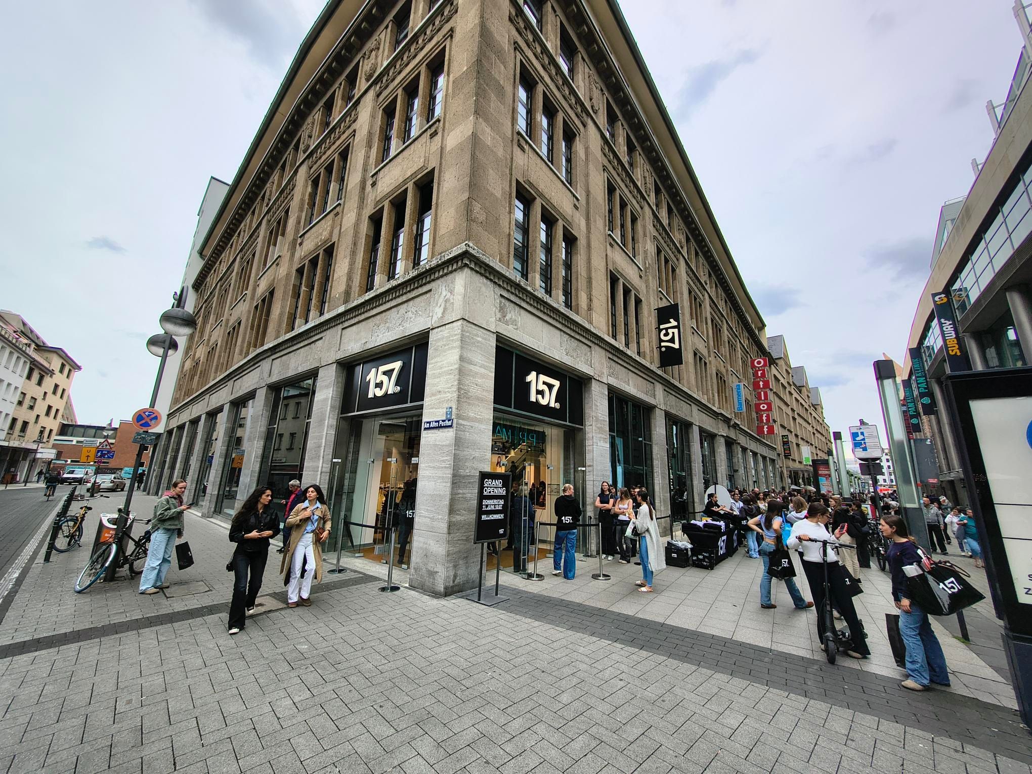 Blick auf den neuen Laden in der City, Lager 157.