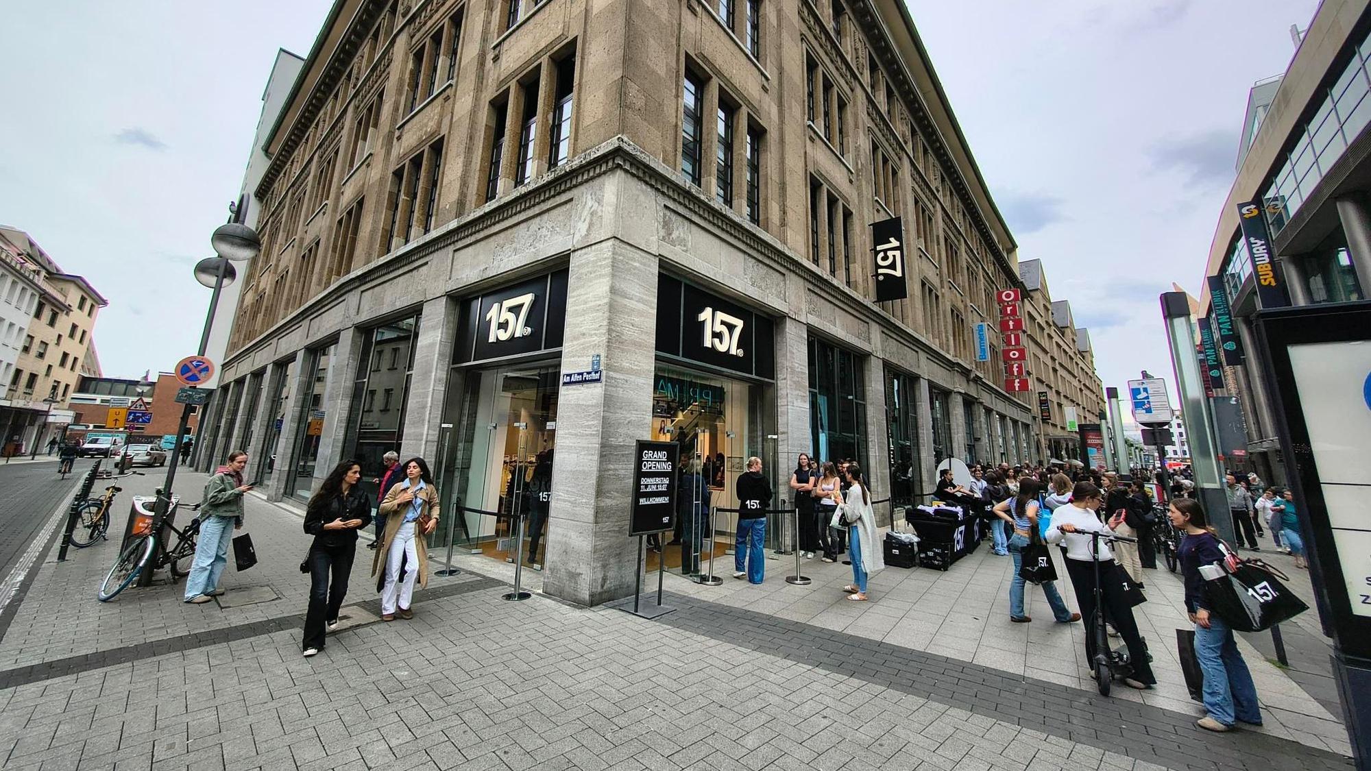 Blick auf den neuen Laden in der City, Lager 157.