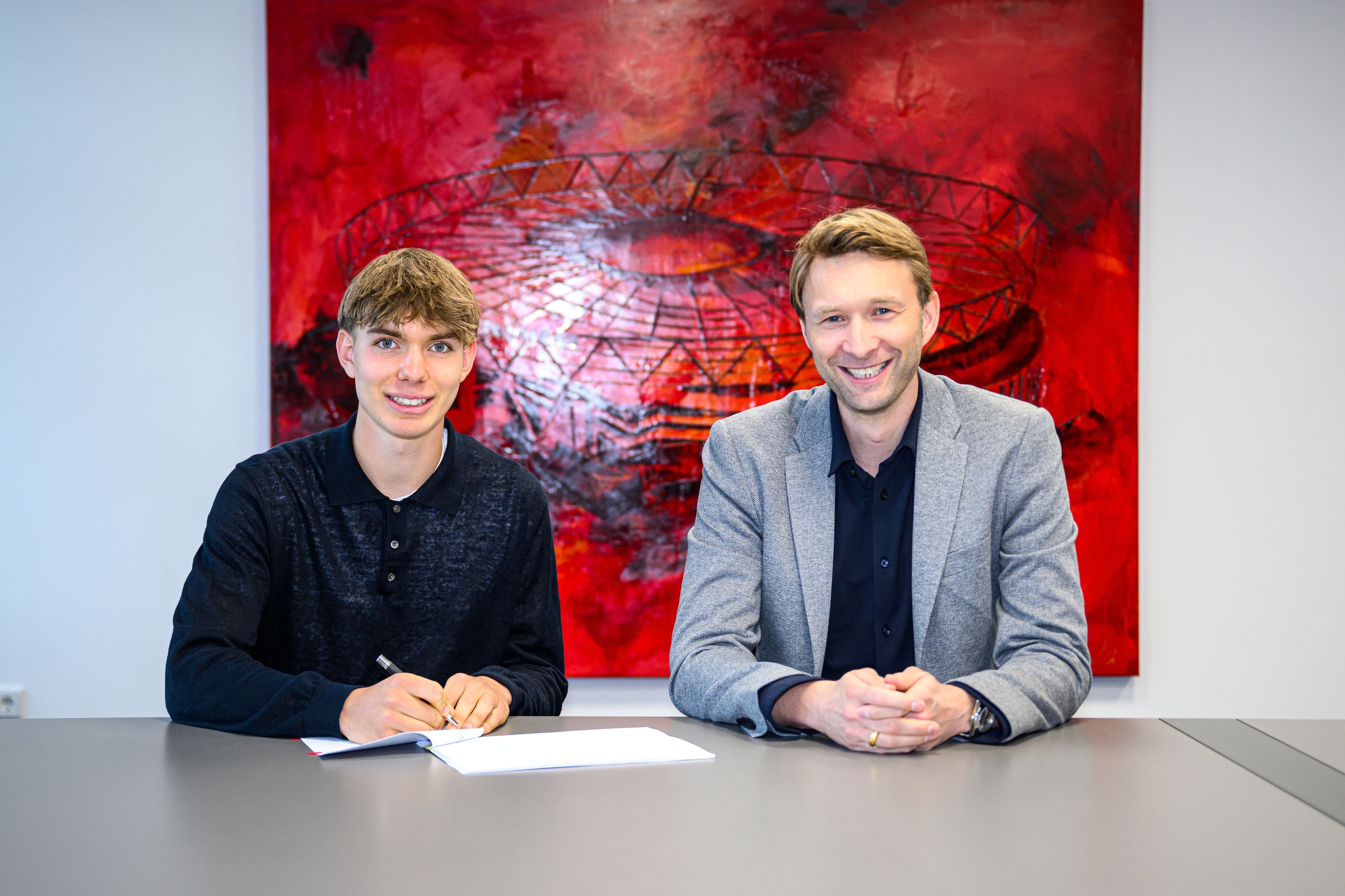 Kennet Eichhorn (l.) bei der Vertragsunterzeichnung mit Sportgeschäftsführer Simon Rolfes (r.)