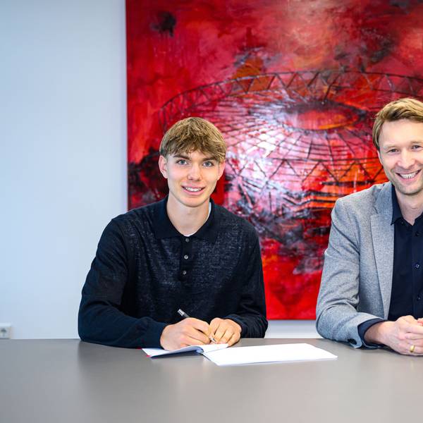 Kennet Eichhorn (l.) bei der Vertragsunterzeichnung mit Sportgeschäftsführer Simon Rolfes (r.)