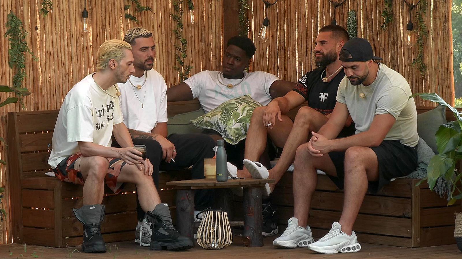 Die anderen Männer bauen Jacob (links) auf: Er sei cool, er sei „Big Jay“! (Bild: RTL)