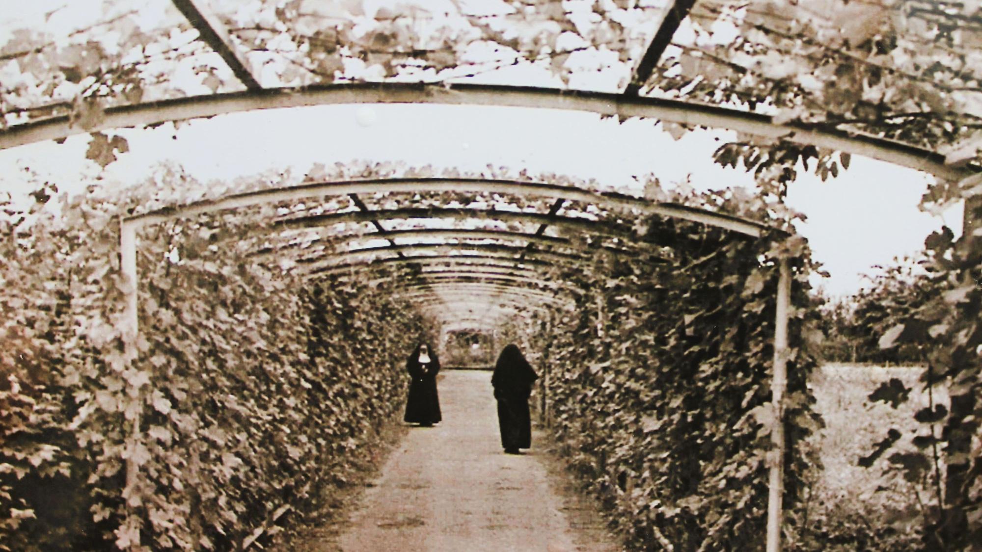 historisches Bild von Missionsschwestern vom Heiligsten Herzen Jesu im Laubengang hinter dem St. Elisabeth-Krankenhaus Hohenlind