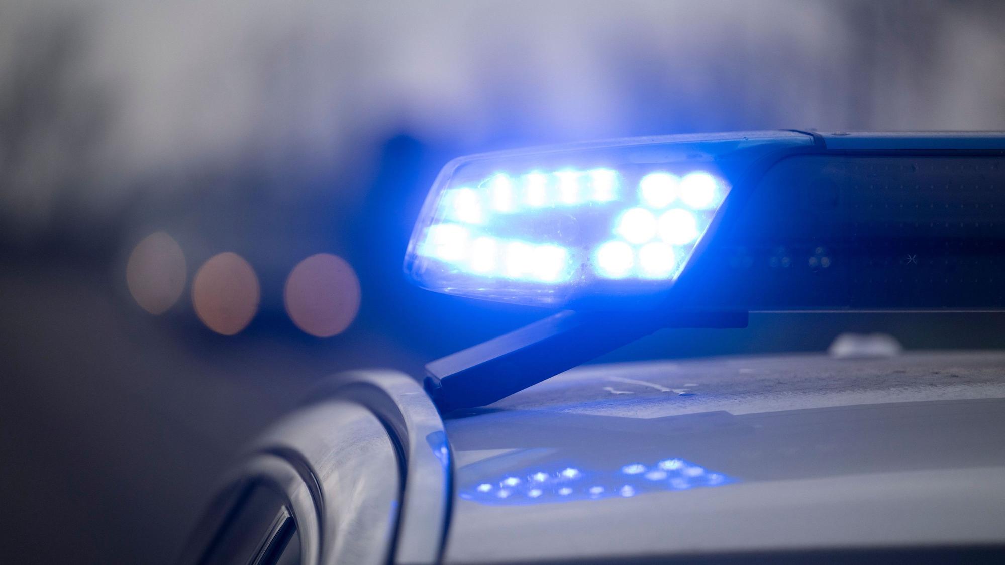 Ein Blaulicht blinkt während eines Fototermins mit der Deutschen Presse-Agentur (dpa) an der deutsch-französischen Grenze an einem Einsatzfahrzeug der Bundespolizei.